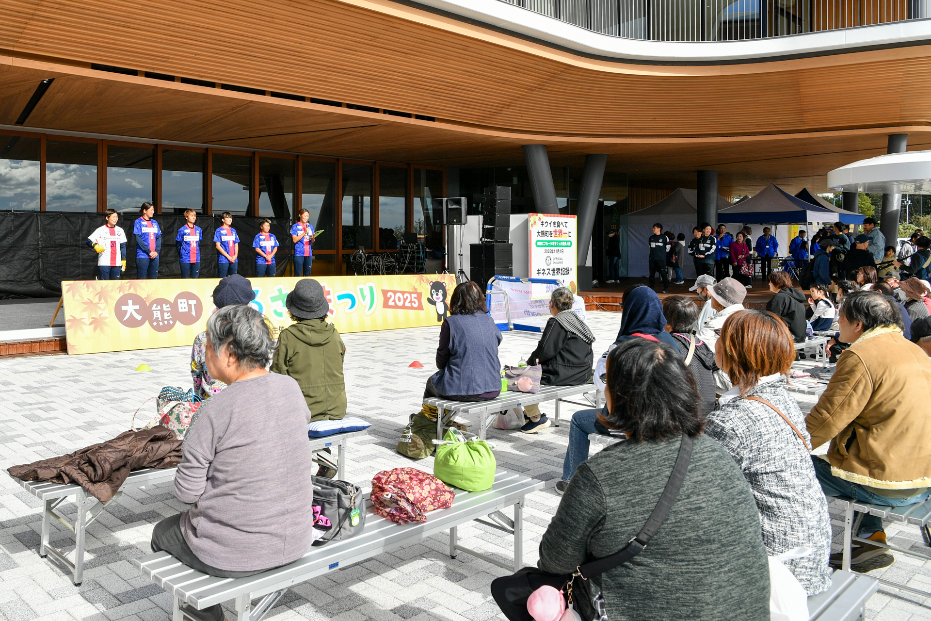 福島発の女子サッカーチームFUKUSHIMA WWW.（フクシマウィーアー）の選手たちが来場し、交流イベントが行われました。