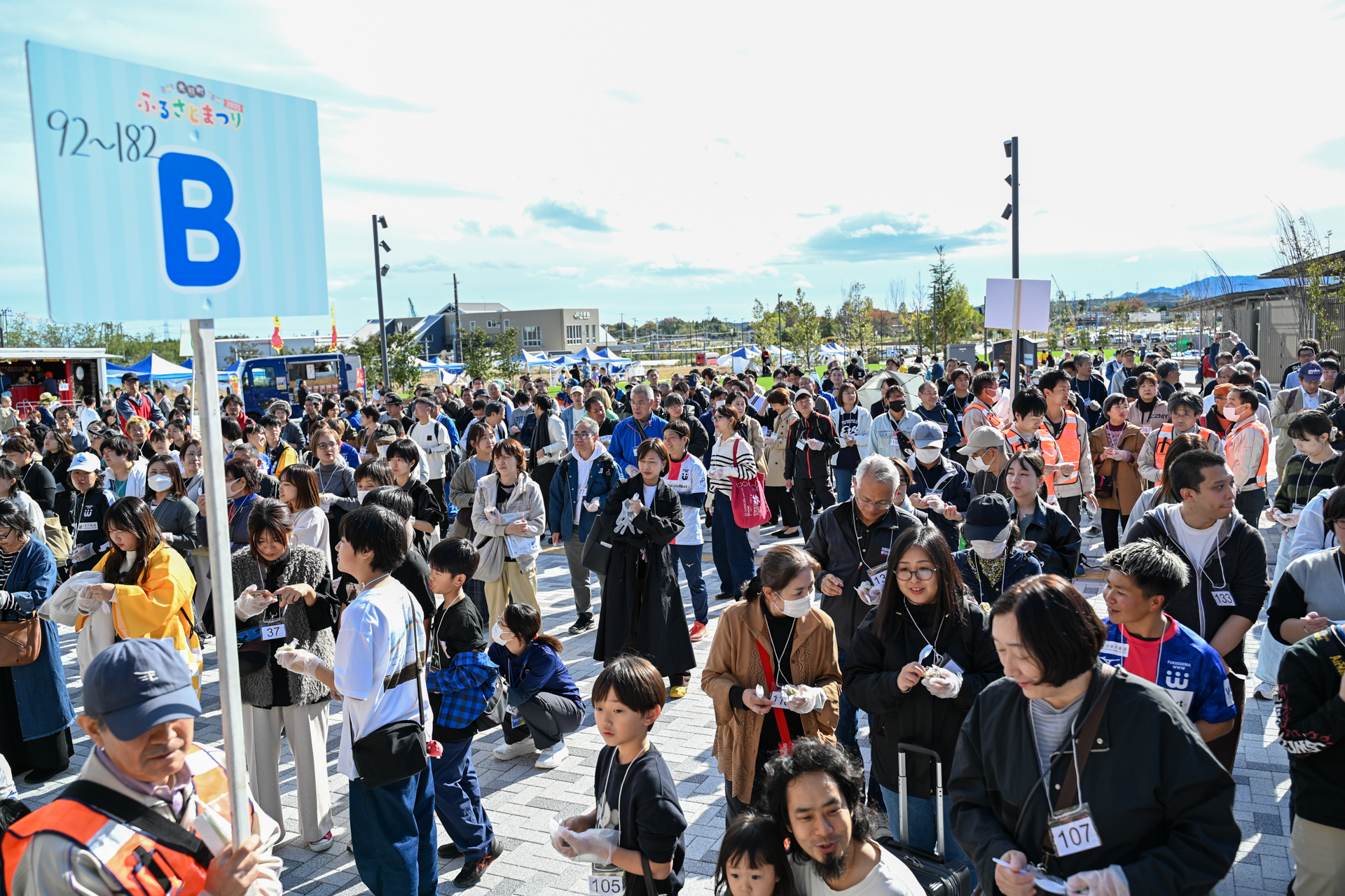 いよいよギネス記録挑戦の時。 参加者たちは配られたキウイとスプーンを手に、合図の瞬間を静かに待ち構えていました。