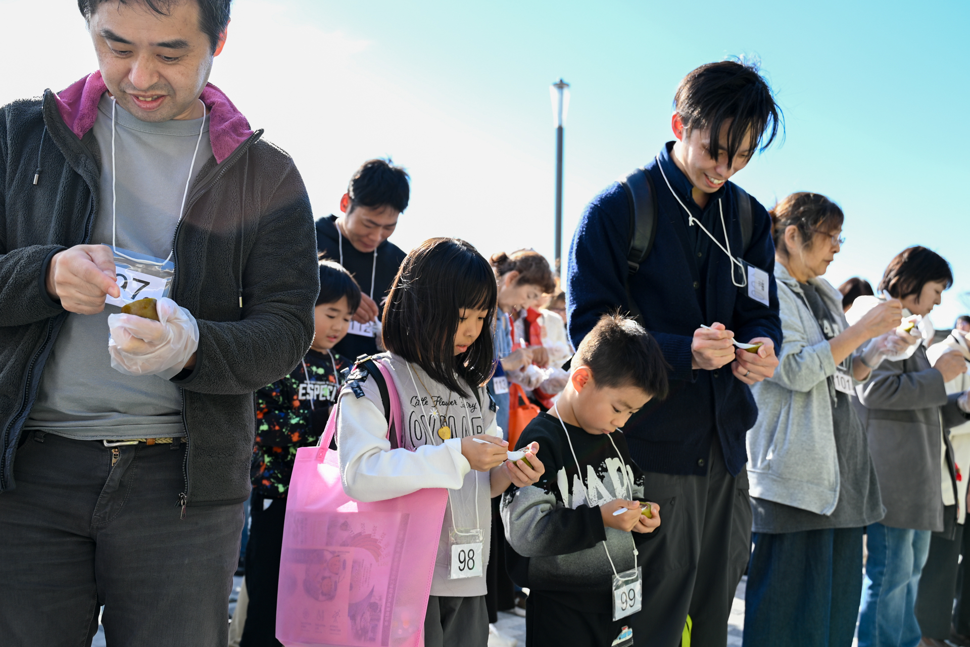 参加者は「同時にフルーツをスプーンですくった人数」のギネス世界記録に挑戦。 町内産のキウイフルーツ「紅妃（こうひ）」を使い、356人が一斉にすくい上げました。