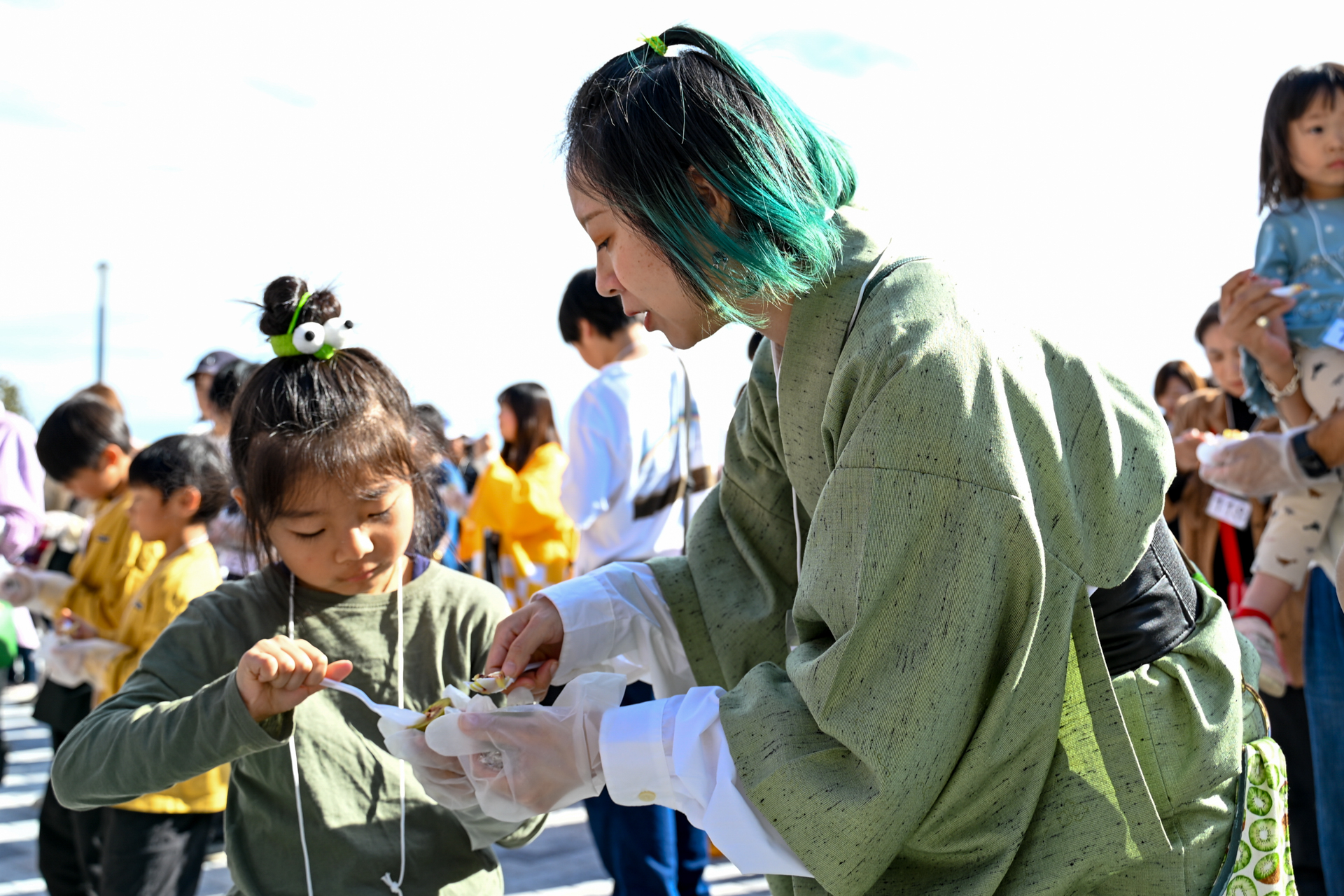 制限時間は15秒。 その間にフルーツをひとかけらすくい取ることが条件です。