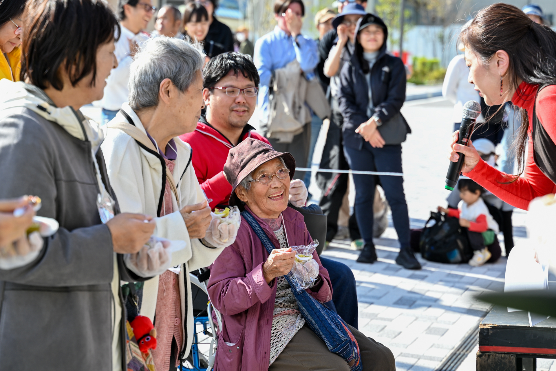 記録認定には250人以上の成功が必要とされる中、356人が同時にすくい上げ、見事ギネス世界記録を達成！ 達成の知らせが届くと、会場は拍手と歓声に包まれました。