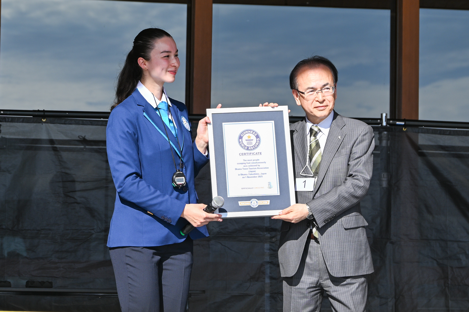 ギネス記録達成にあたり、大熊町観光協会長の吉田淳町長は「356人の参加者と、記録達成を見守る皆さんのご協力のおかげで達成できました。万歳！」と感謝の言葉を述べました。