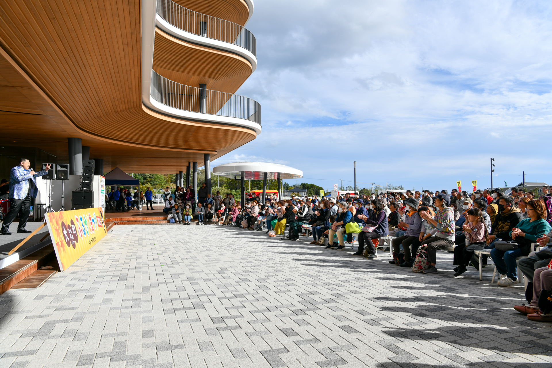 ステージイベント後半では、演歌歌手・大江裕さんの歌謡ショー、お笑いタレント・ミラクルひかるさんのお笑いステージ、ナンバーワン戦隊ゴジュウジャーショーが披露され、観客を楽しませました。