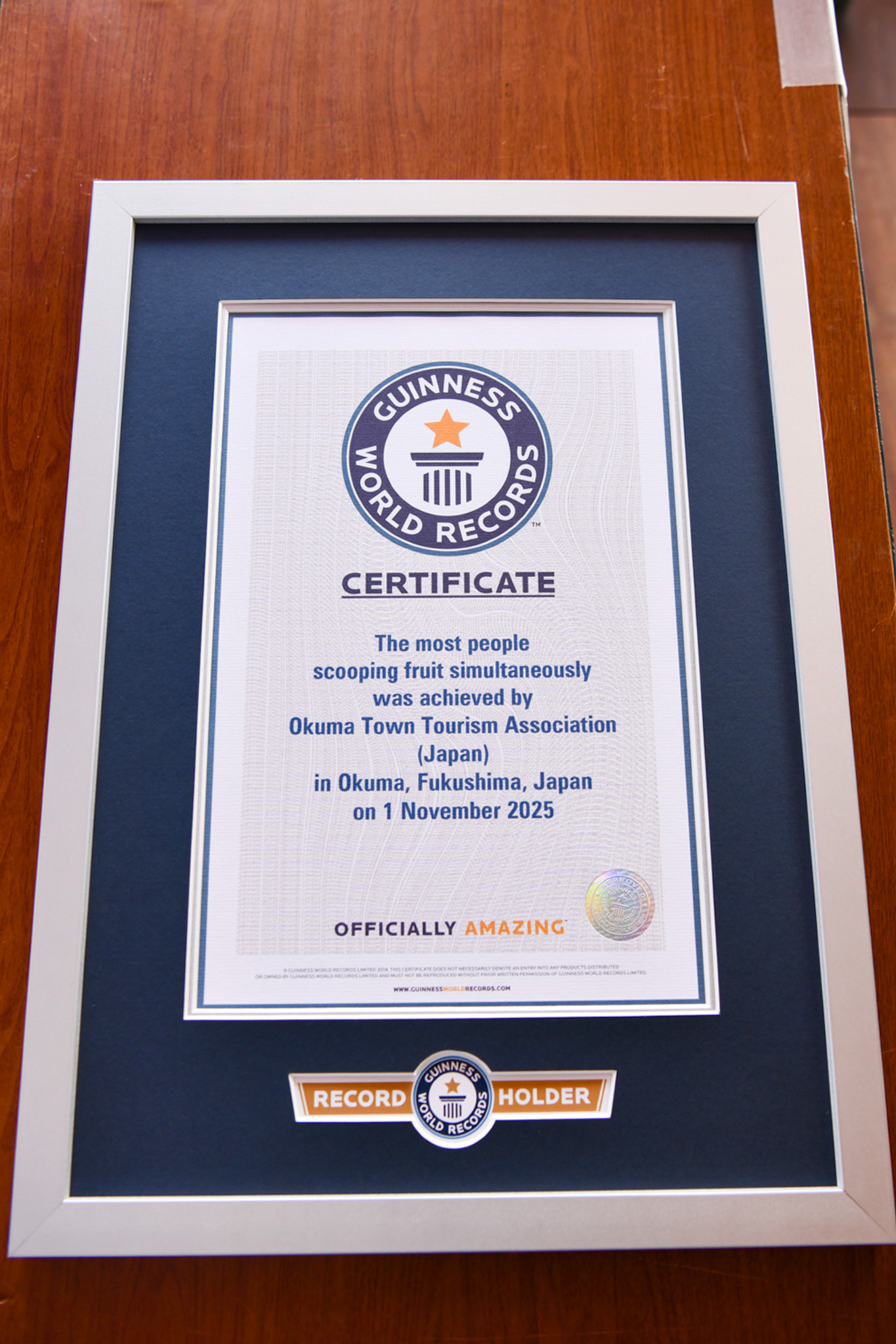 公式認定証には、 「2025年11月1日、福島県大熊町において、大熊町観光協会が『同時にフルーツをスプーンですくった最多人数』のギネス世界記録を達成した」と記されています。