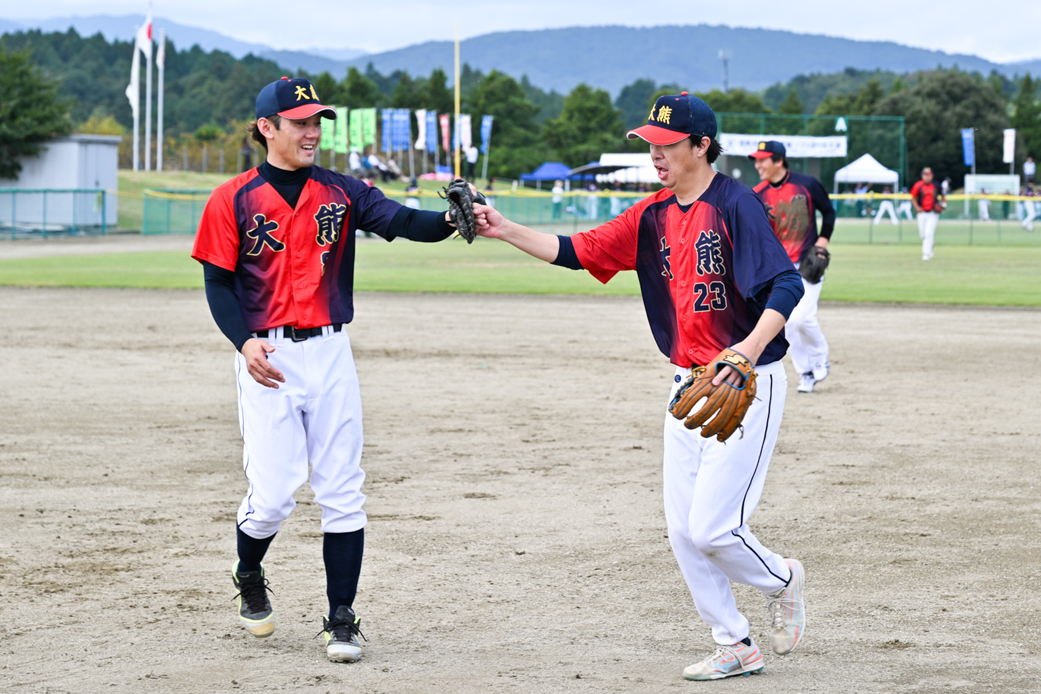 グータッチでつなぐ、仲間への想い