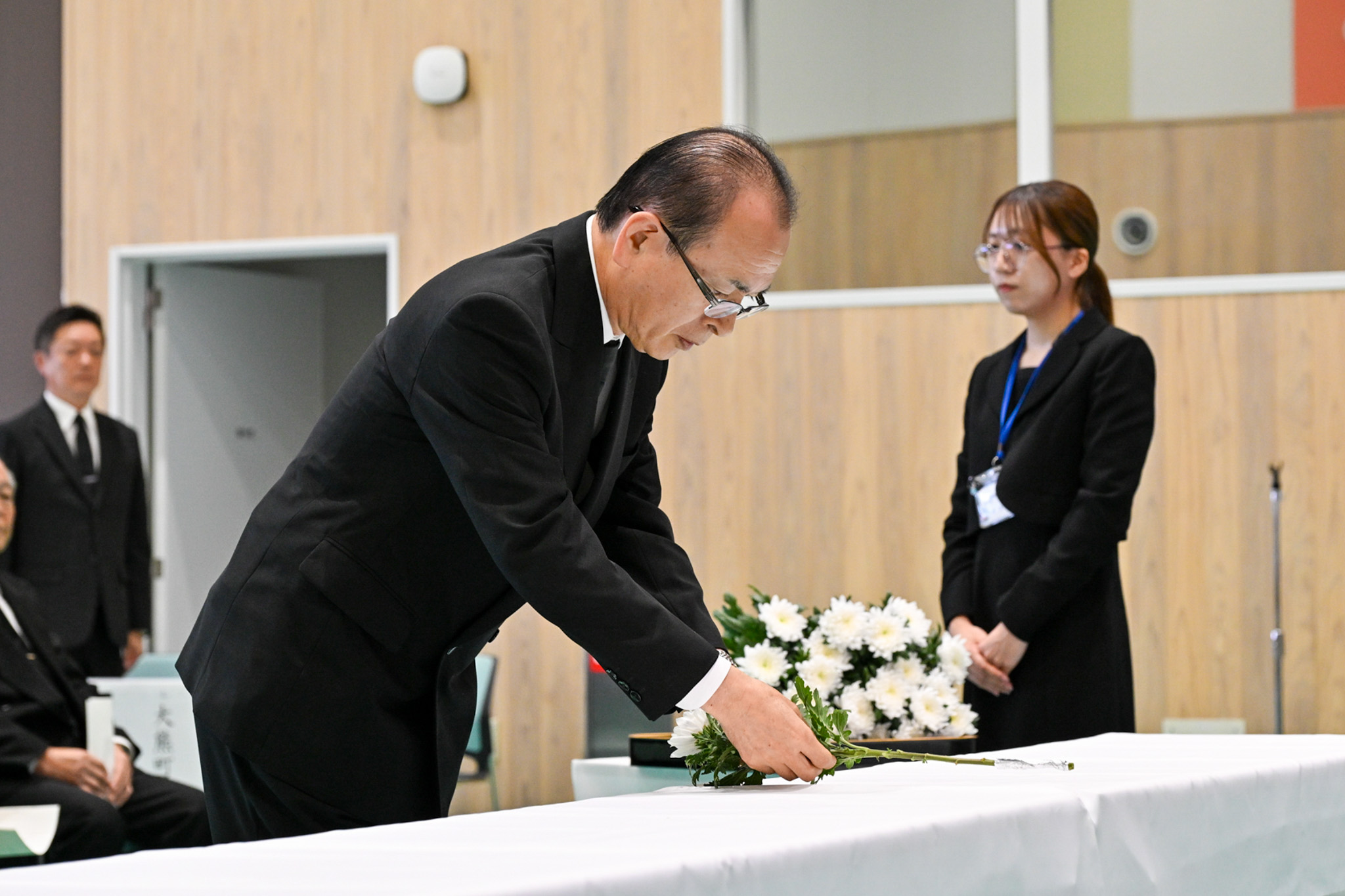 献花する吉田町長