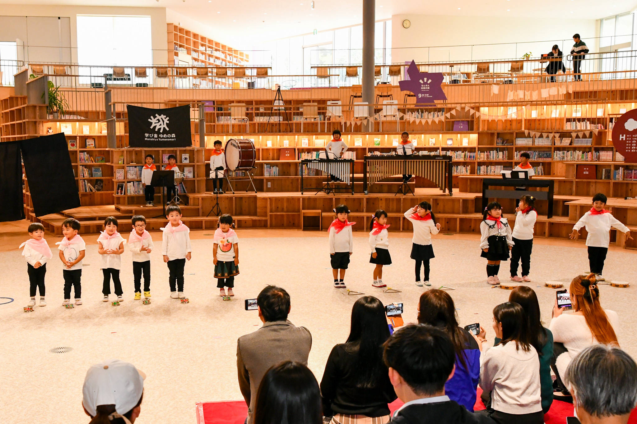 オープニングで歌と演奏を披露した園児ら