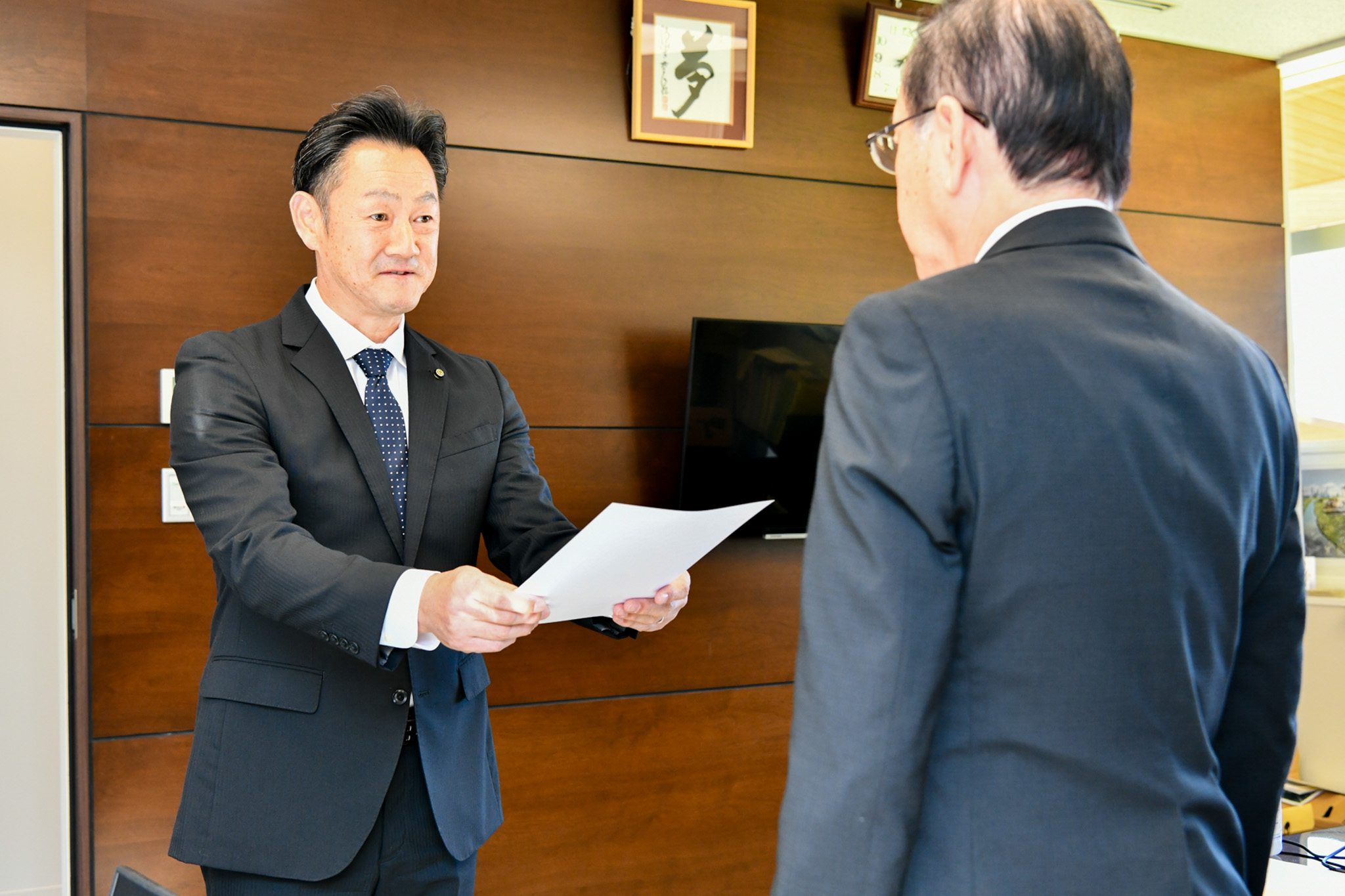 辞令書を手渡された渡部委員