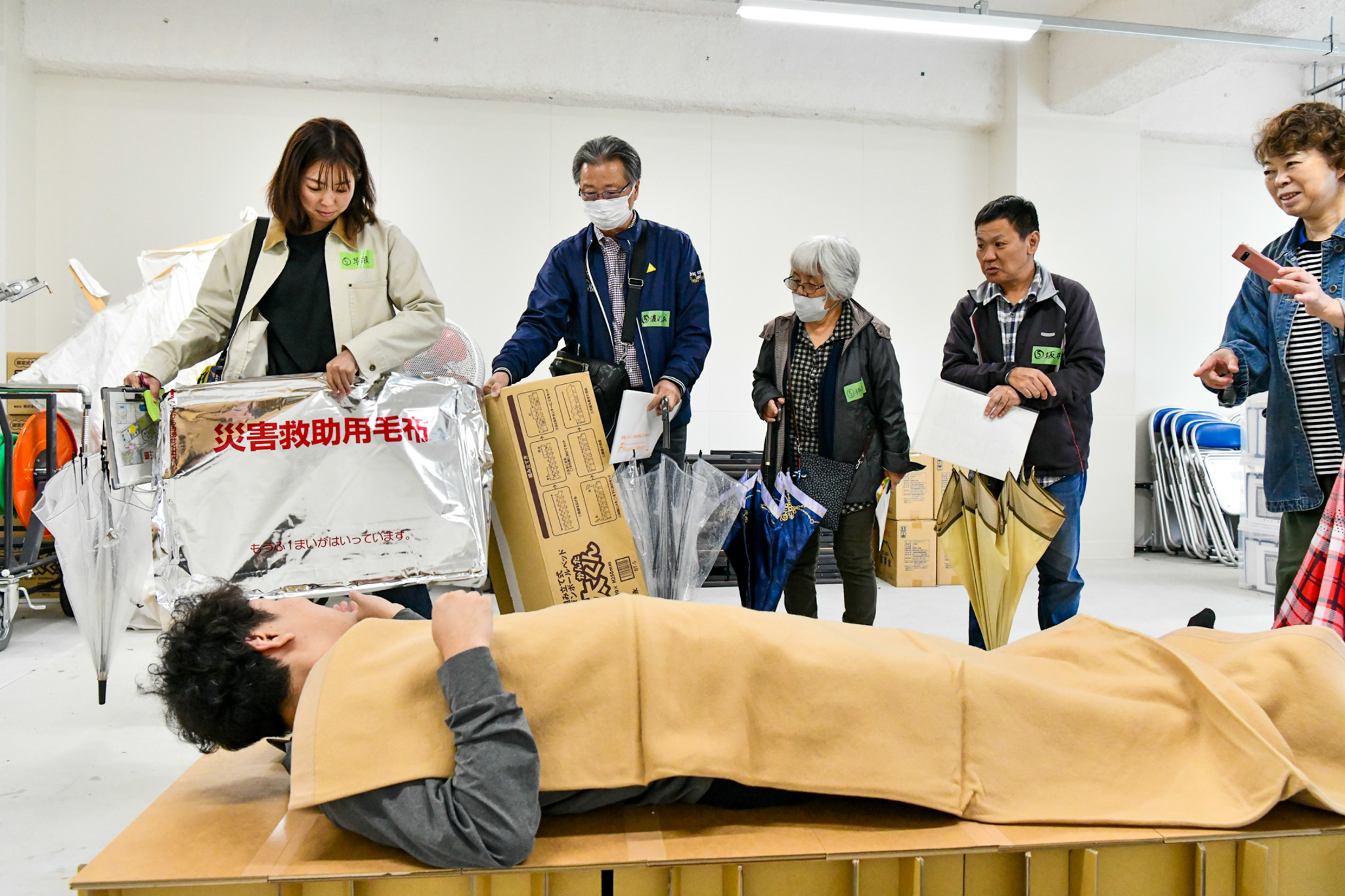 備蓄品の使用方法を確認する参加者ら