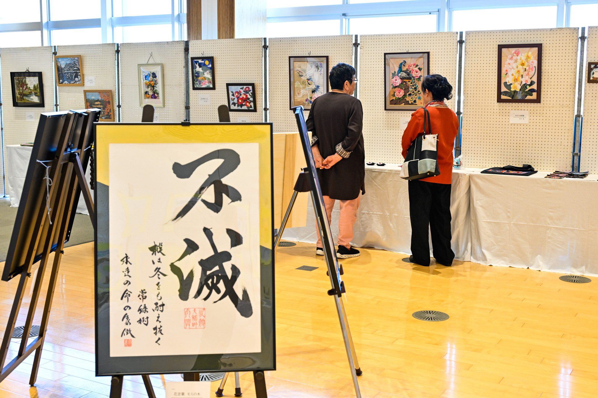 作品を眺める来場者ら