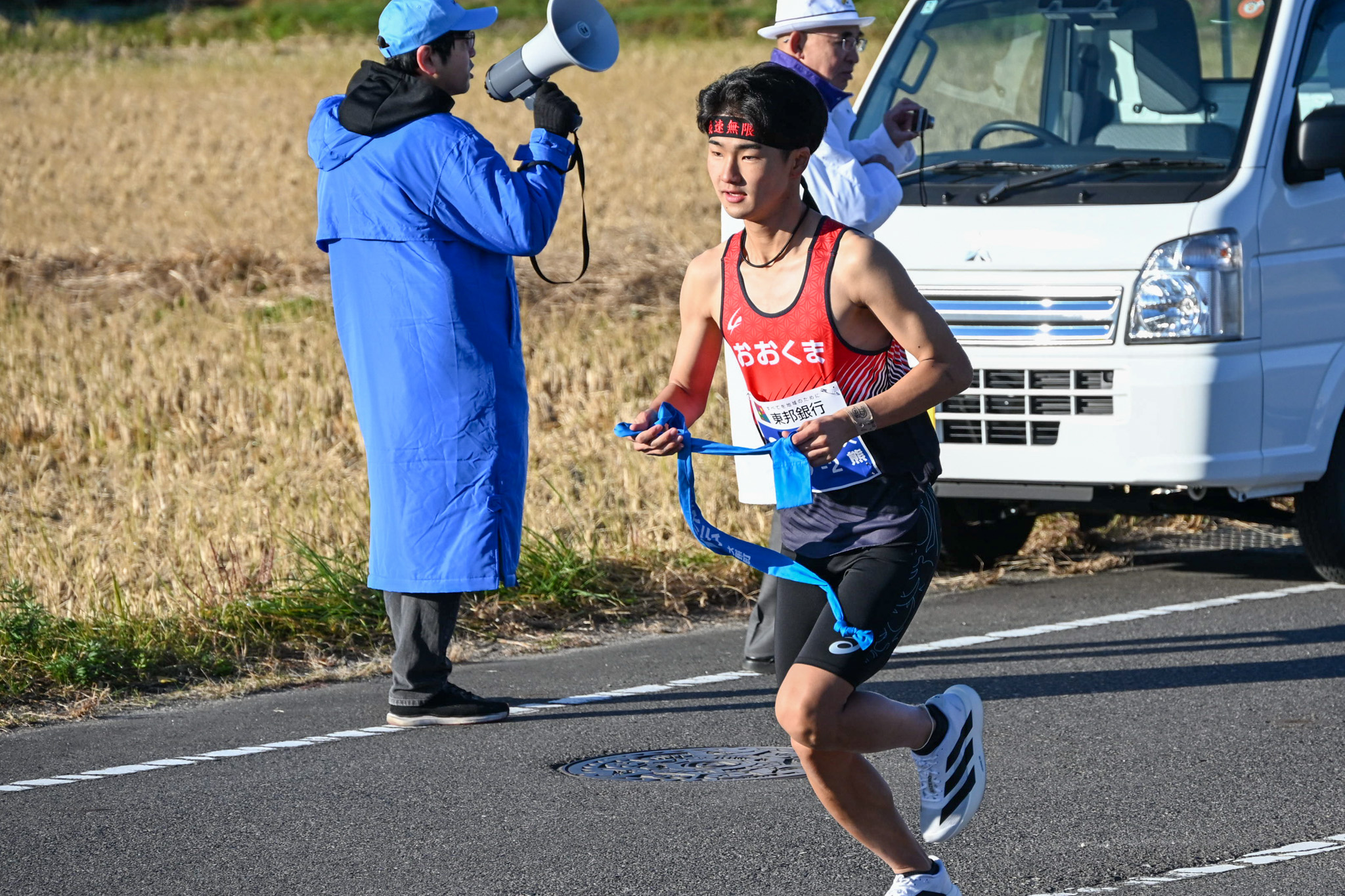 「我速無限」の鉢巻きで気合十分の横山選手。昨年の約1.7倍となる8.2kmに挑みました。
