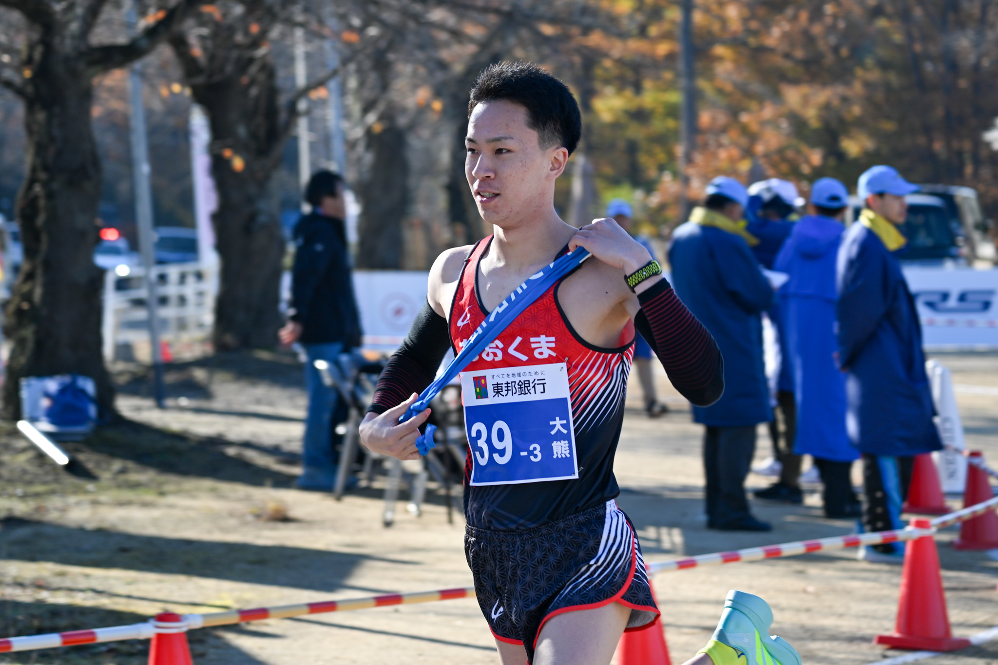 受け取ったばかりのタスキを整え、柳田（明）選手が矢吹町役場へ向けて走り出しました。