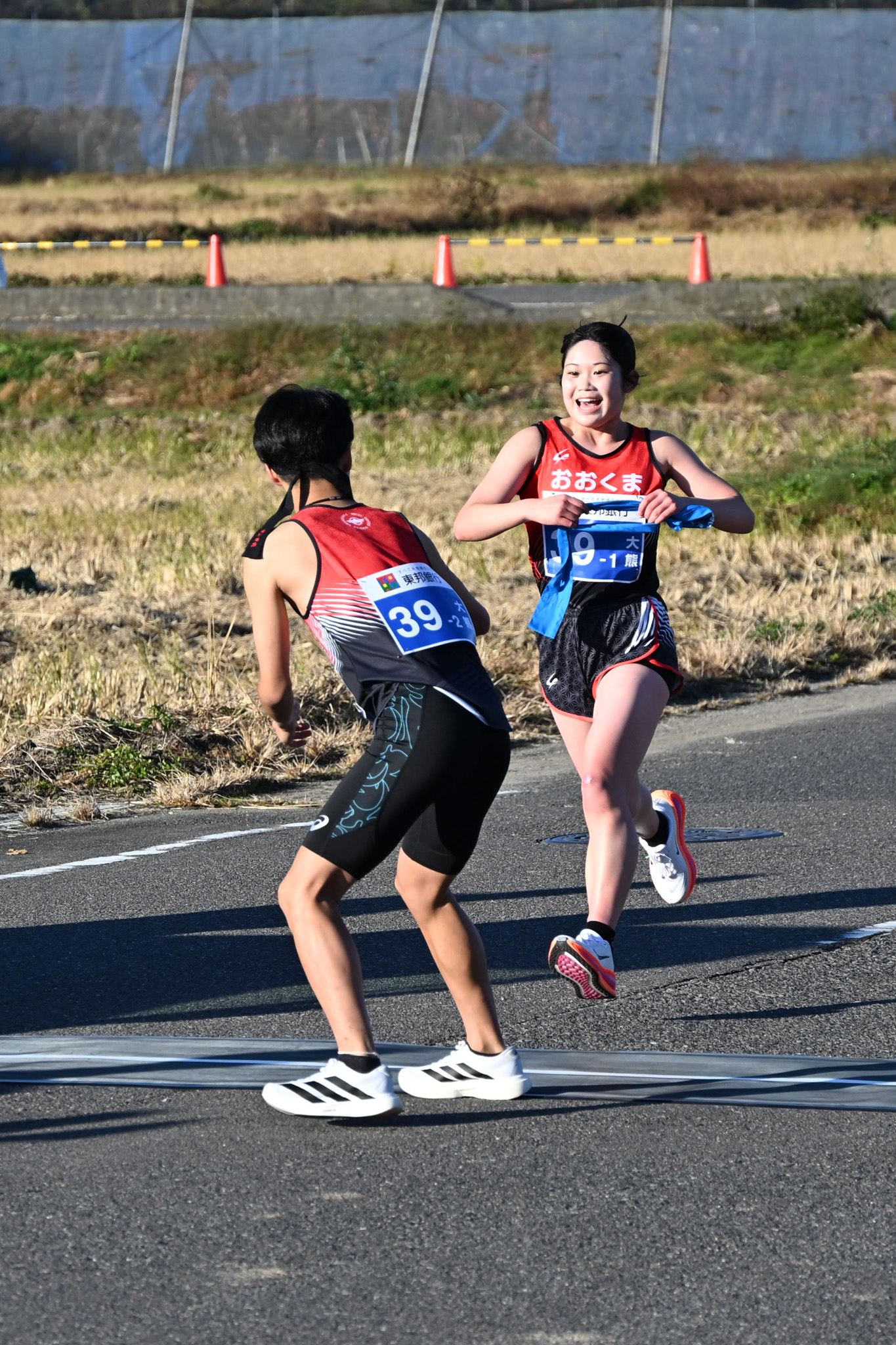 1区から2区へ、タスキを渡す瞬間。奥山選手の笑顔が輝いていました。