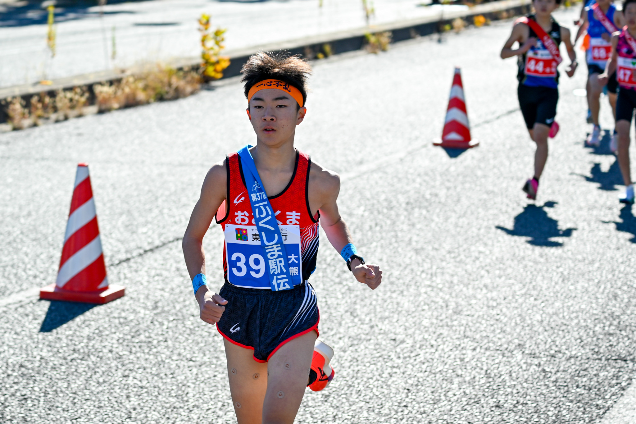 尾内選手は「一心不乱」の鉢巻きを締め、決意を胸に力強くスタート。4.1kmを走り抜き、郡山北工業高校へとタスキをつなぎました。