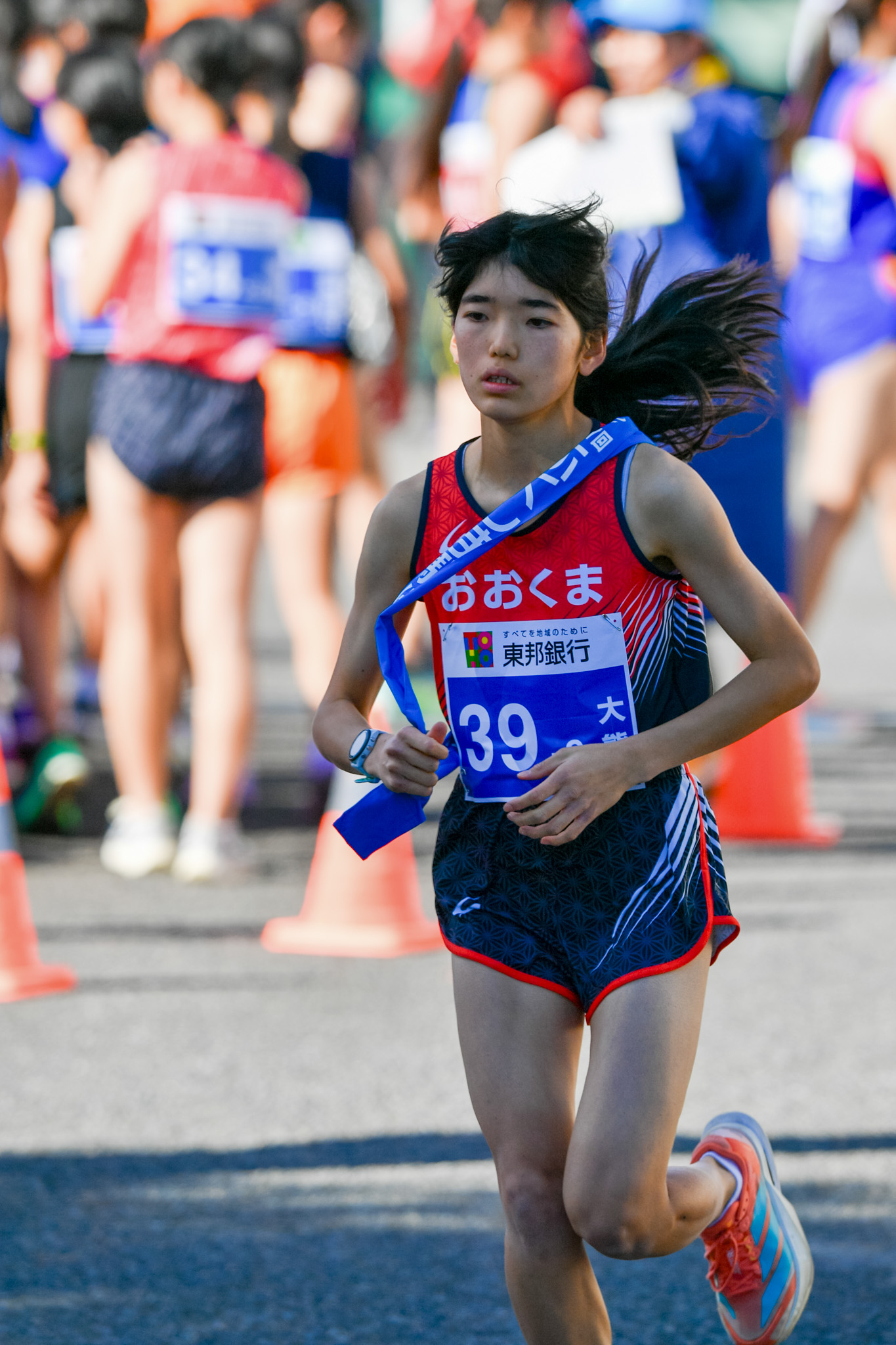中継所のざわめきの中、大山選手は託されたタスキを胸に走り出しました。