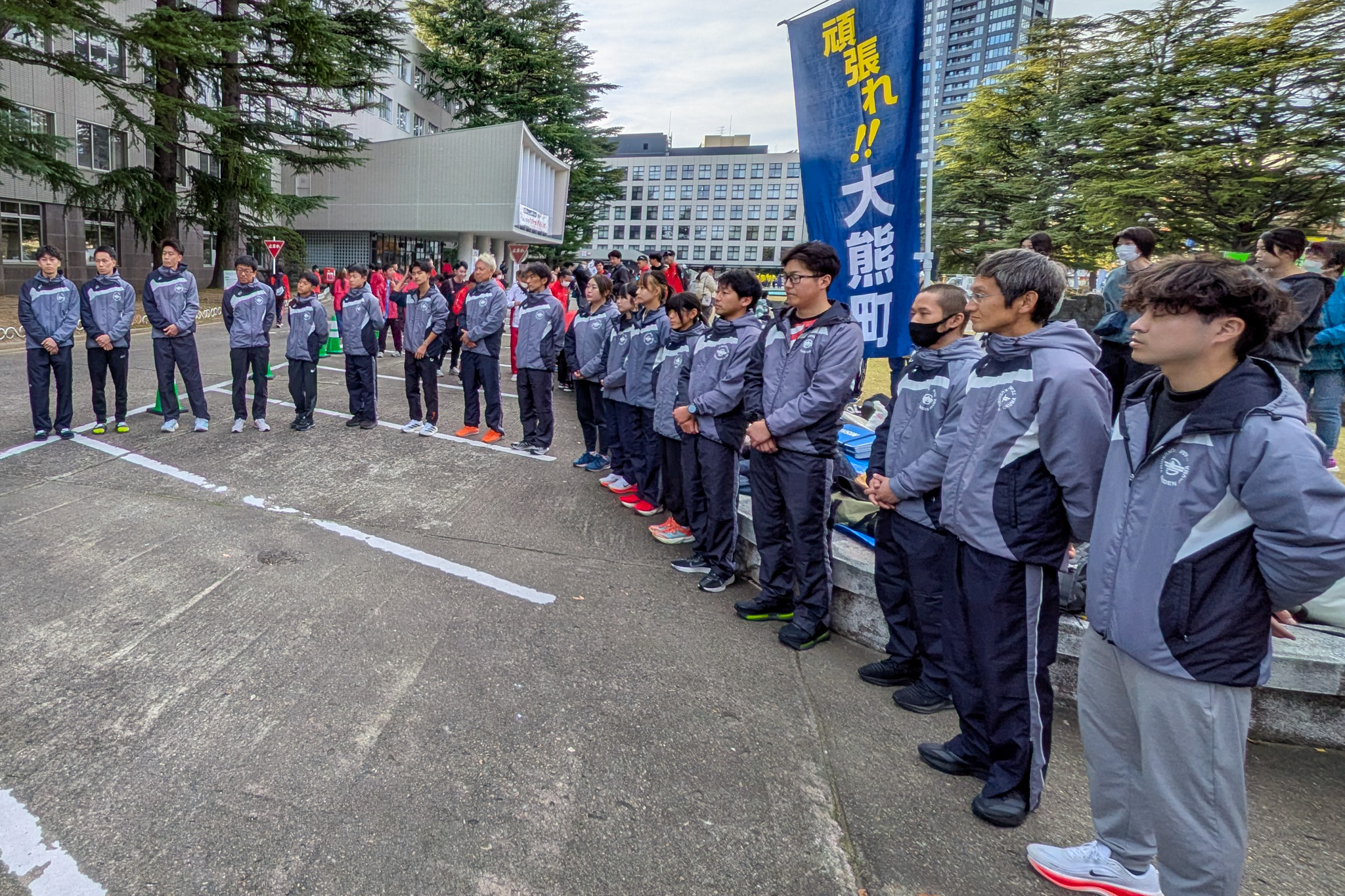 ゴールの県庁前に集い、健闘を分かち合う大熊町選手団。第1回から続く挑戦は37回目、記録は6時間21分8秒、総合48位（町の部26位）でした。