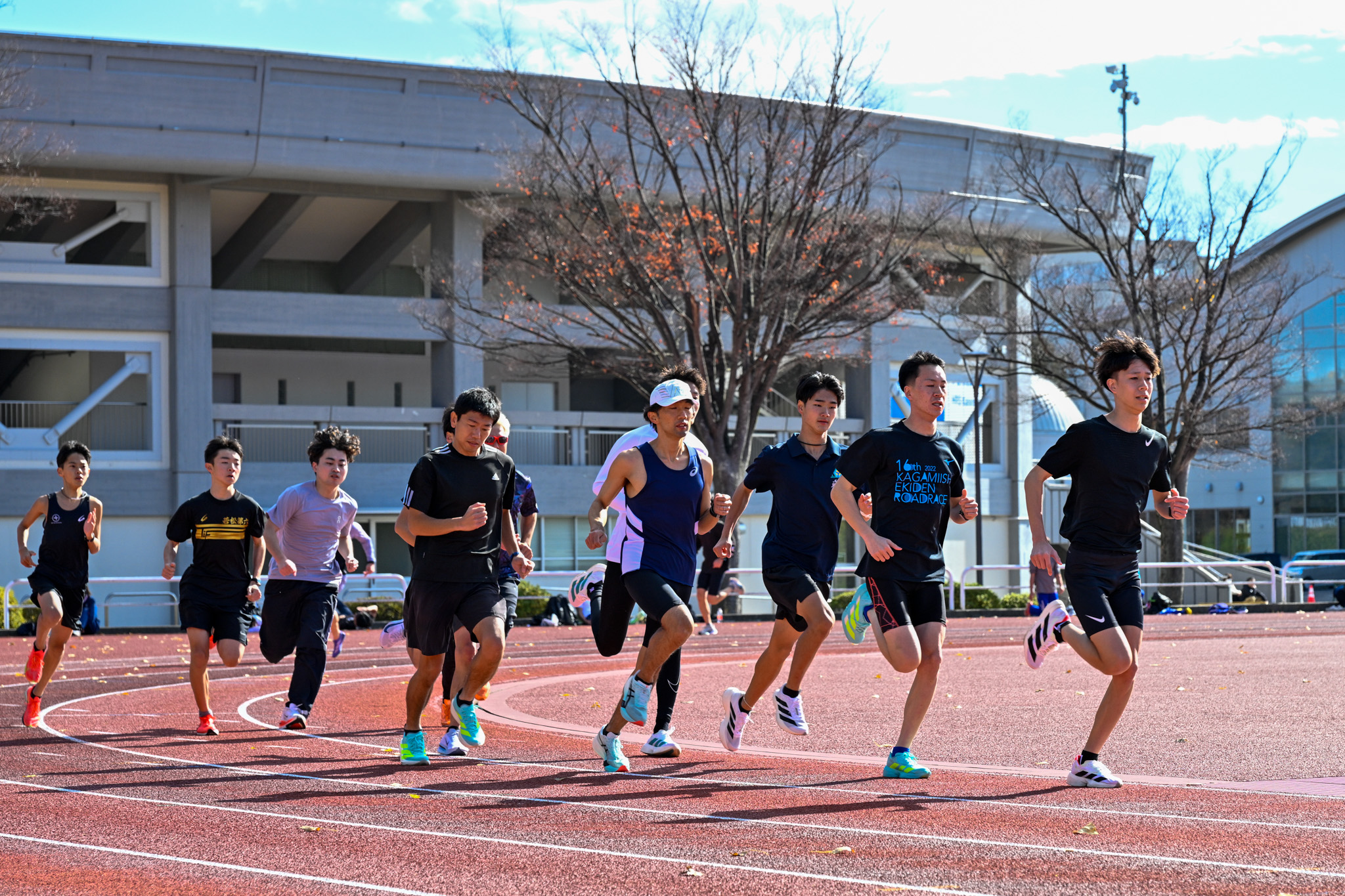 ストレッチを終えた選手たちはグラウンドを走り、駅伝本番へ気持ちを整えました。