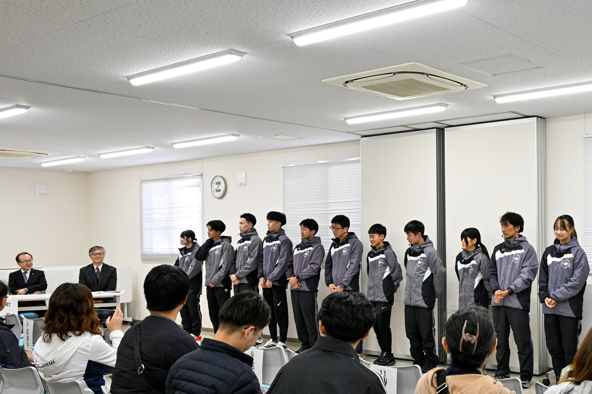 駅伝前日、中通り連絡事務所での結団式には選手や家族、町関係者が集結。町長の激励と選手代表の決意の言葉で、明日の戦いへ士気を高めました。