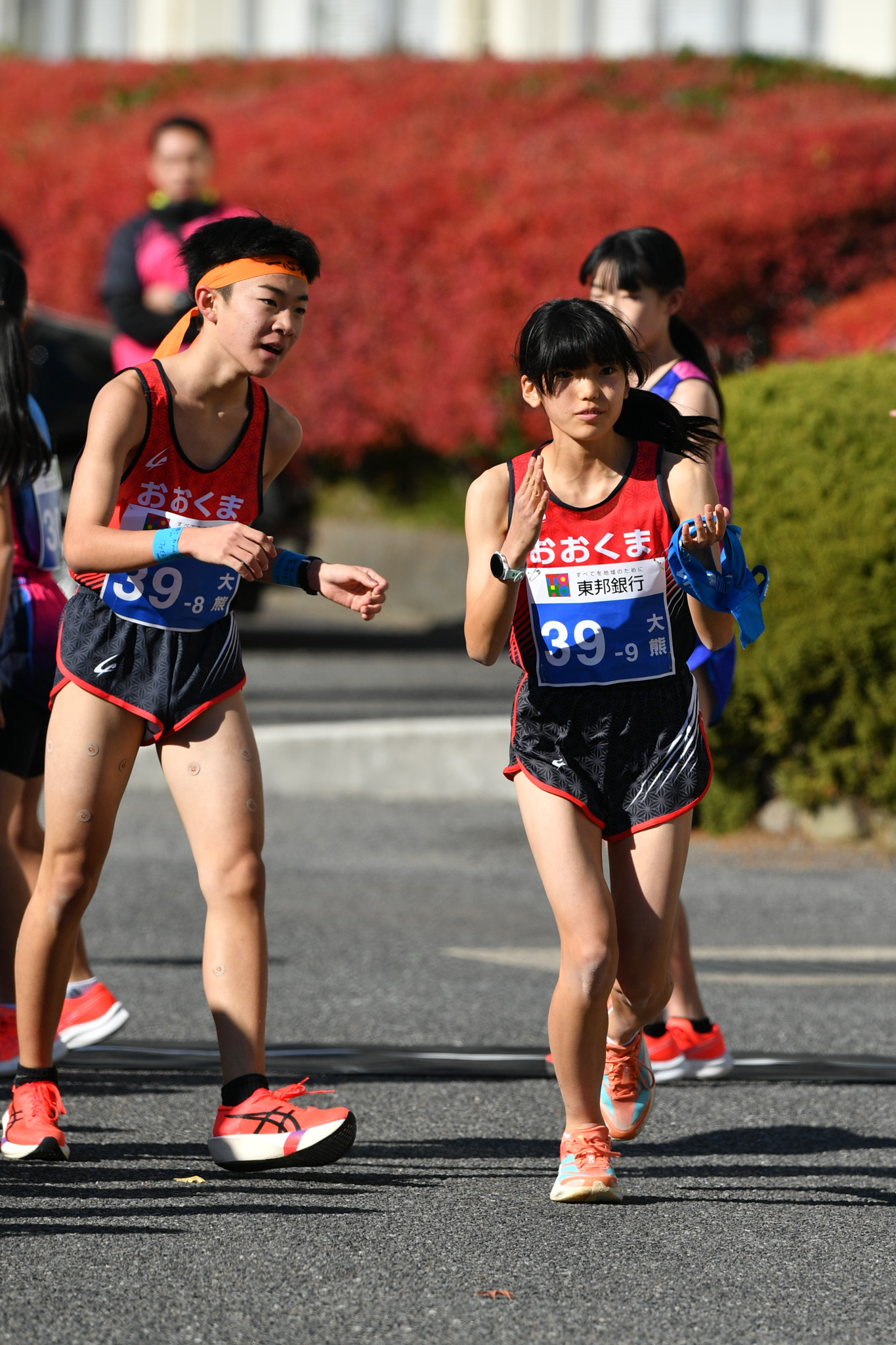 尾内選手から大山選手へタスキが繋がる場面は、安堵と緊張が入り混じる瞬間でした。