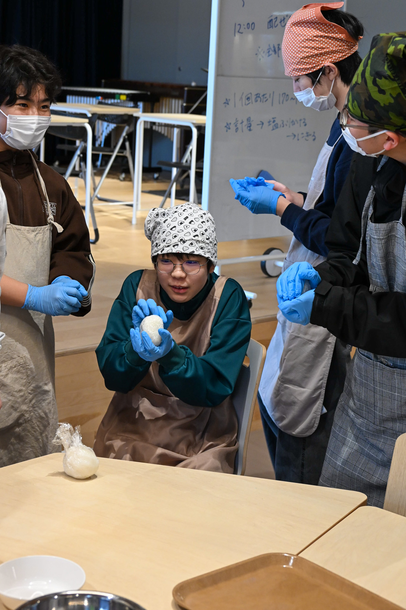 塩おにぎりをにぎる子どもたちの様子。大熊町産の新米が使われています。