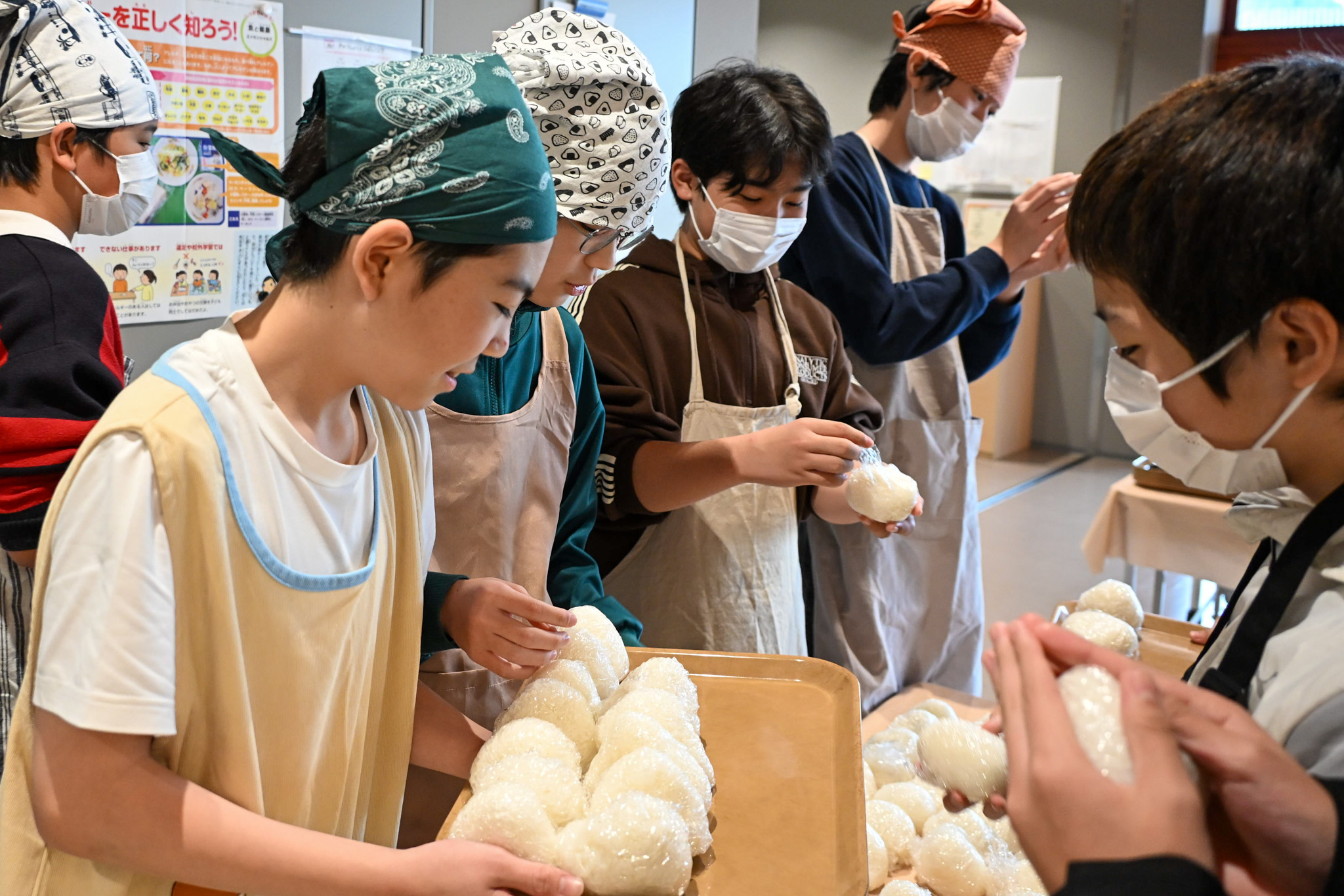 子どもたちが楽しそうに塩おにぎりをにぎっています。