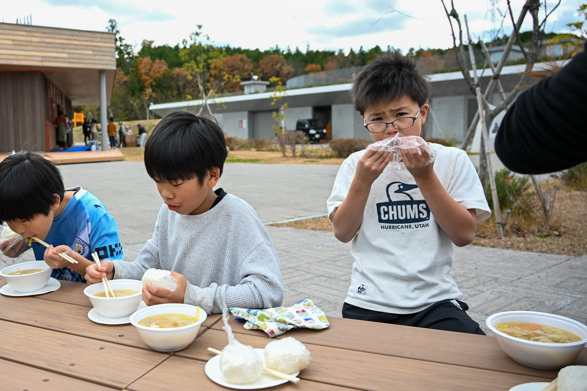 できあがった豚汁と塩おにぎりは、外のベンチやランチルームでみんなで味わいました。