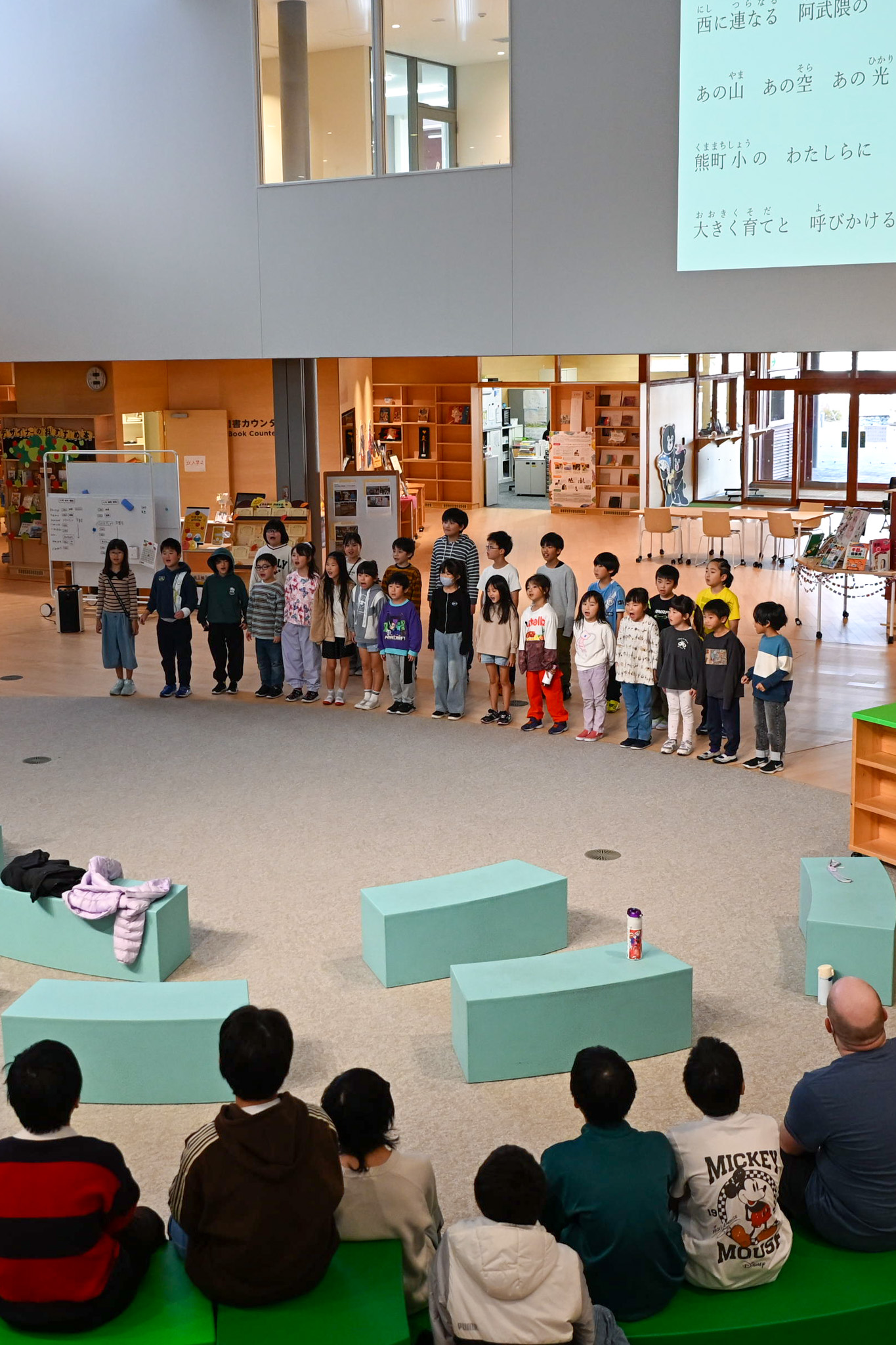 今年の開会式では、子どもたちが「地域の皆さんや保護者の方々に喜んでもらいたい」という思いから、熊町小学校と大野小学校の校歌を歌いました。