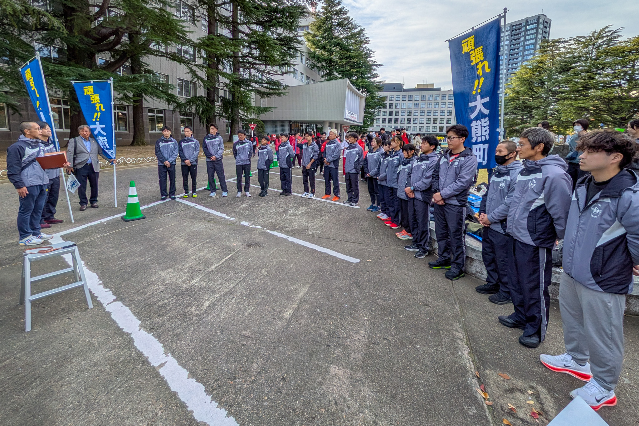 ゴールの県庁前に集い、健闘を分かち合う大熊町チーム