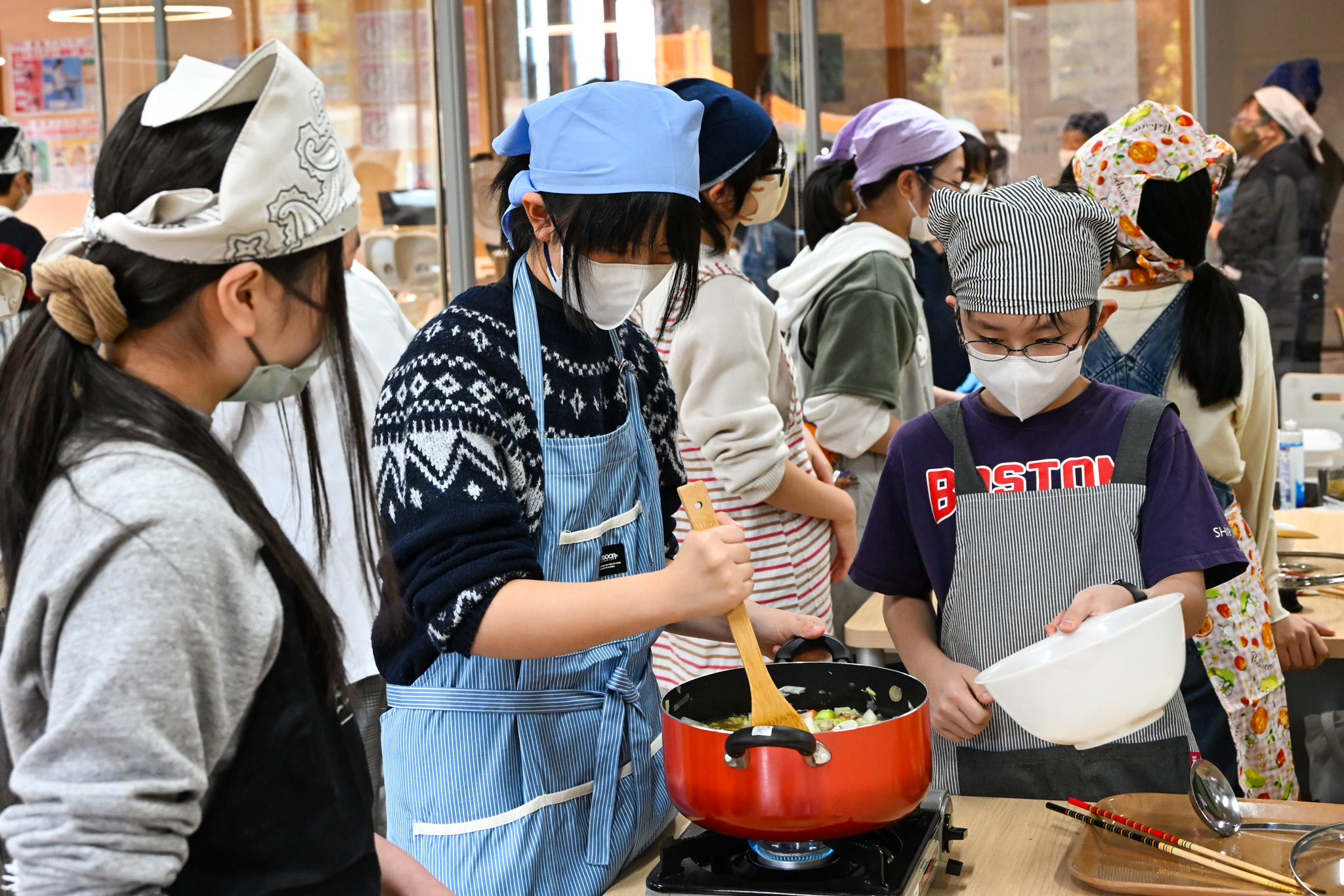 調理する子どもたち