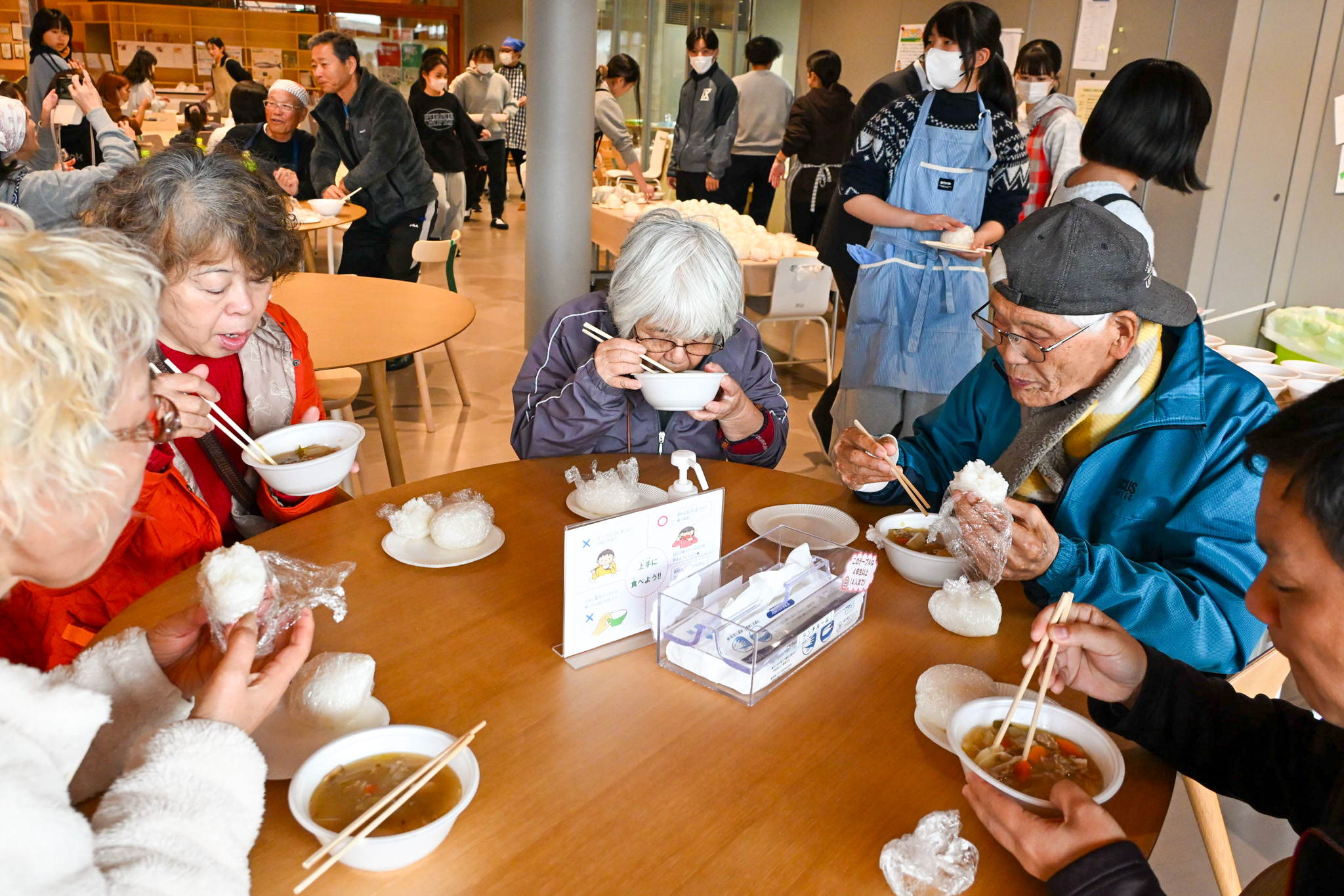 出来たての料理を食べる参加者ら