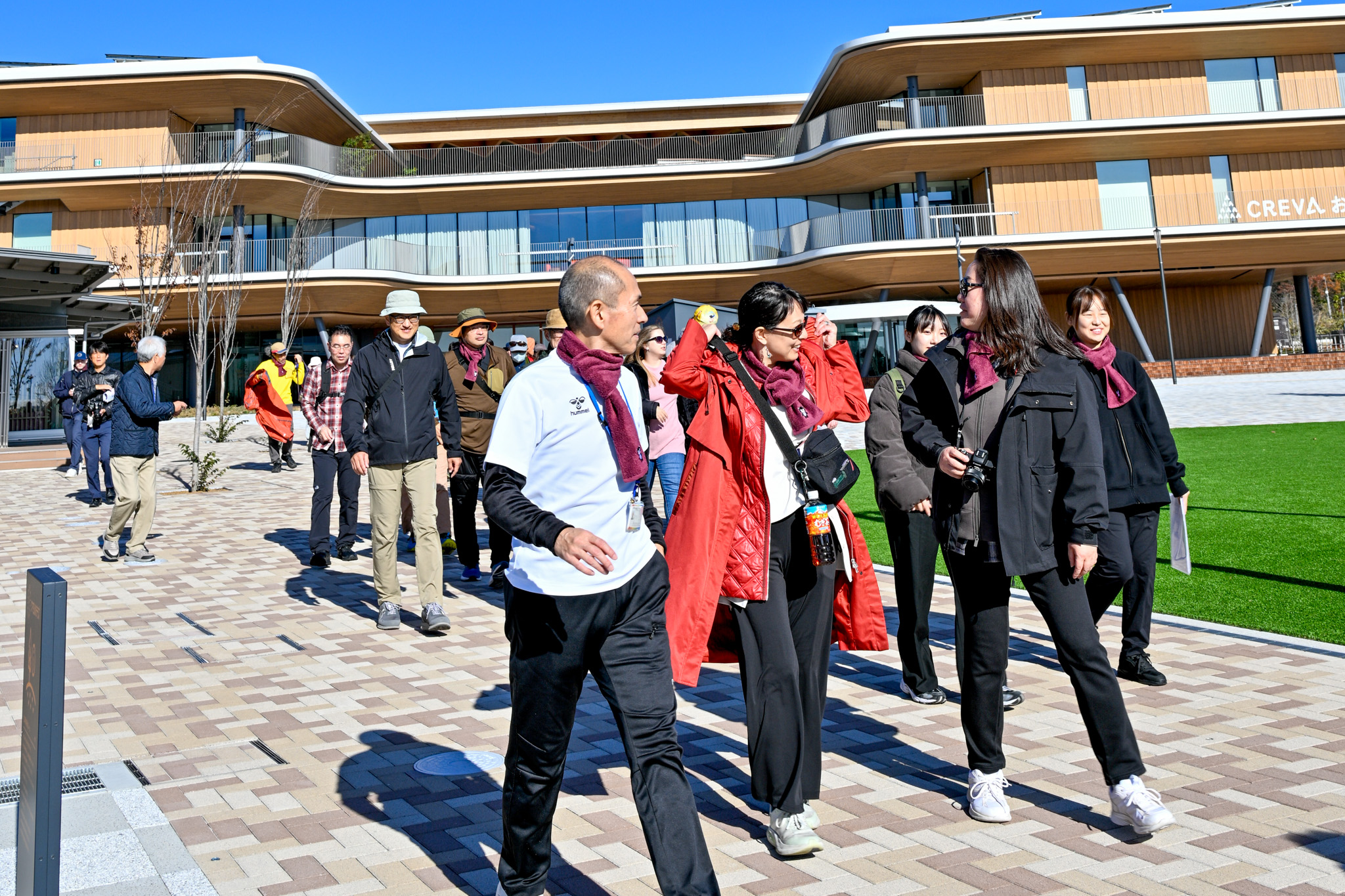 始点・終点のCREVAおおくまを出発した参加者ら