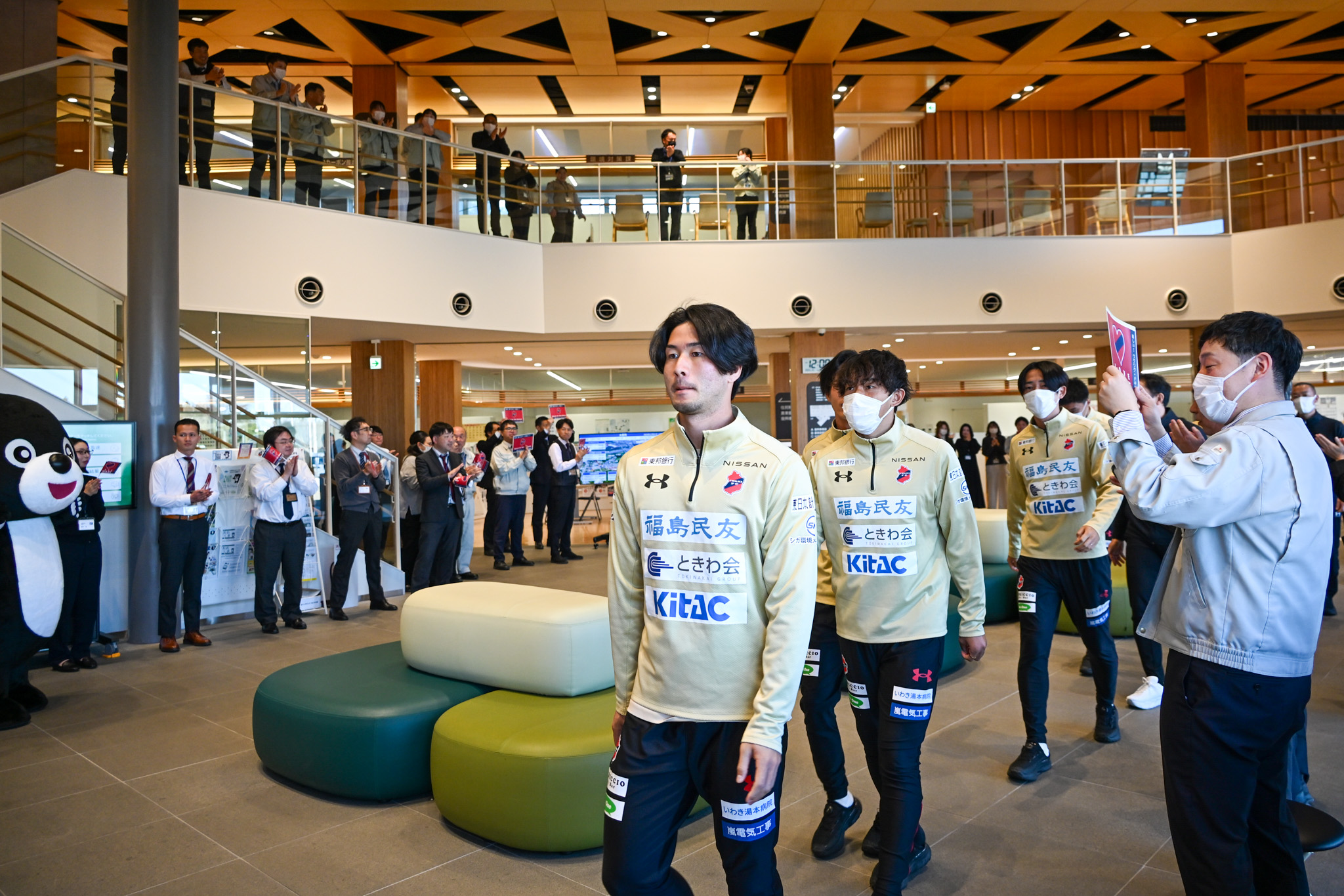 盛大に出迎えられる選手ら