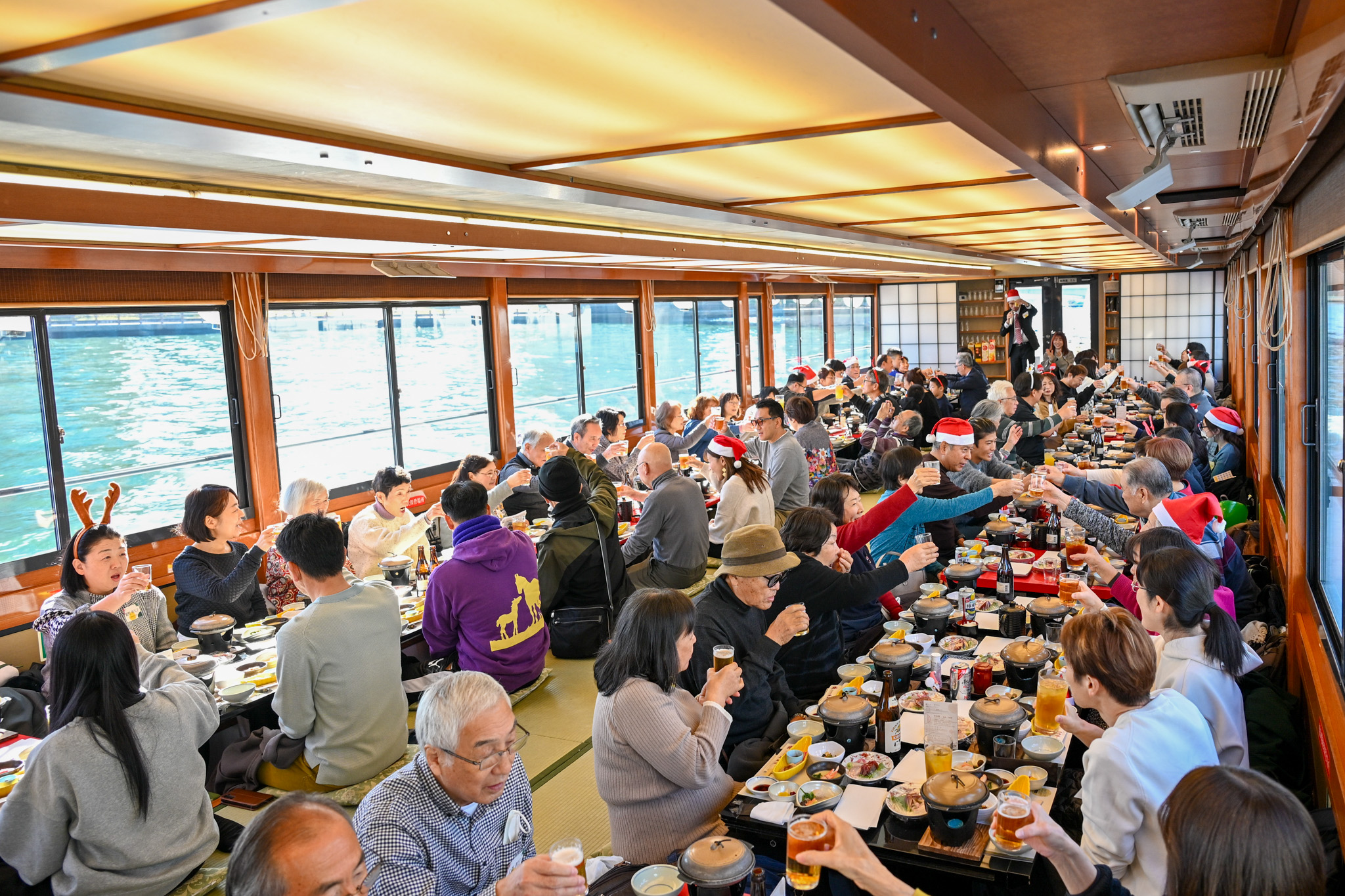 乾杯の合図にグラスを合わせる参加者ら