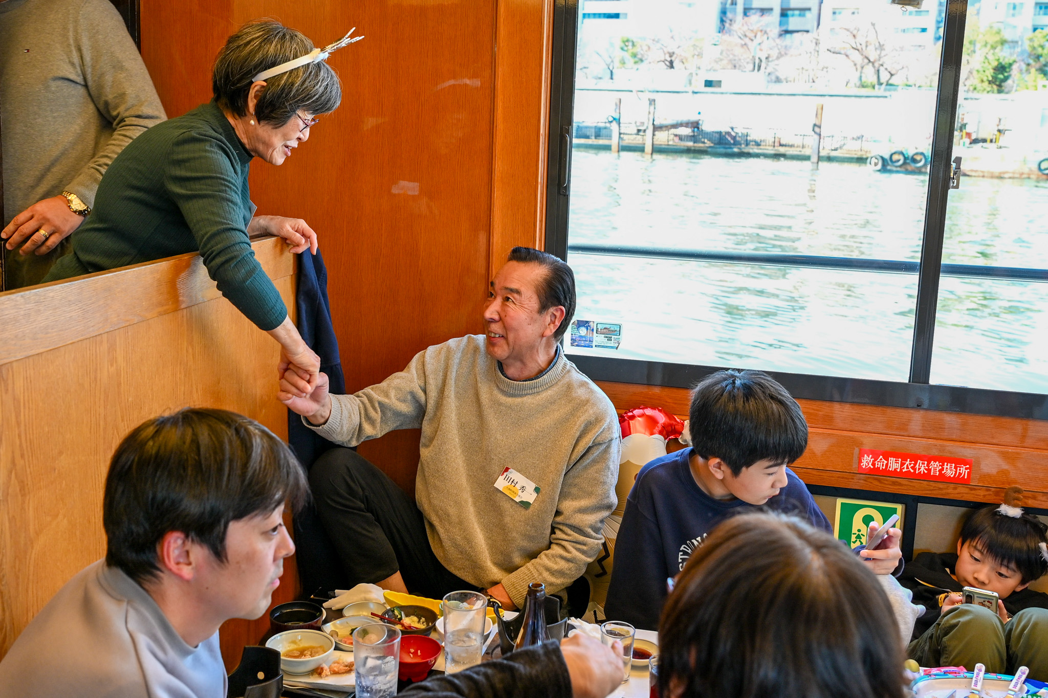 再会に喜び握手する参加者