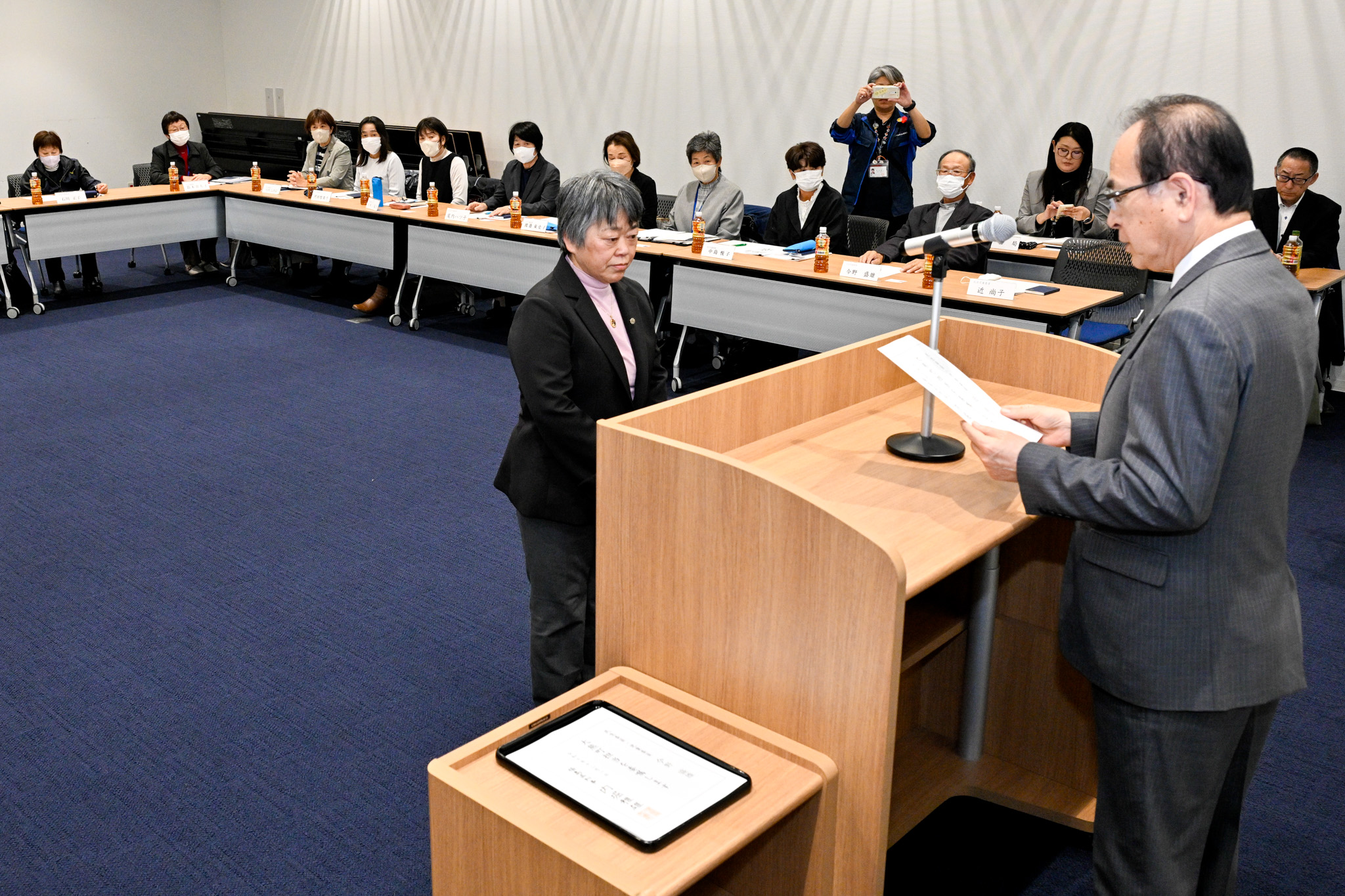 委員を代表し委嘱状の交付を受ける近さん（中央）