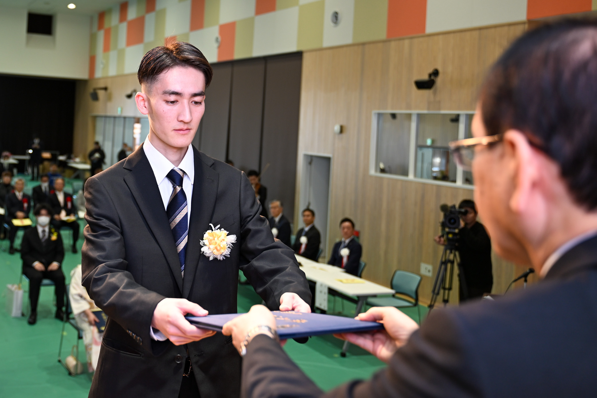 成人証書を受け取る20歳の新成人