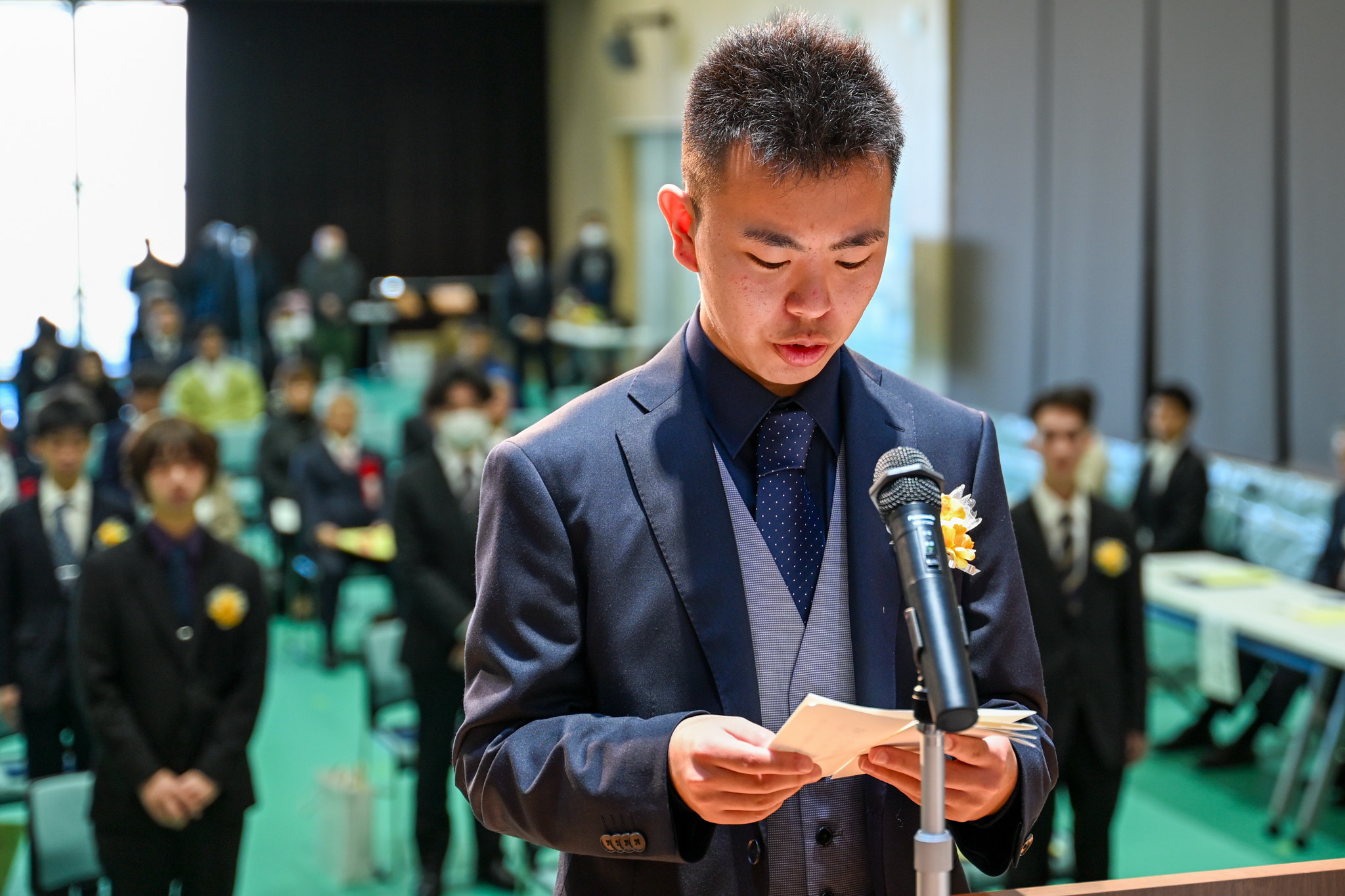 誓いの言葉を述べる成人代表