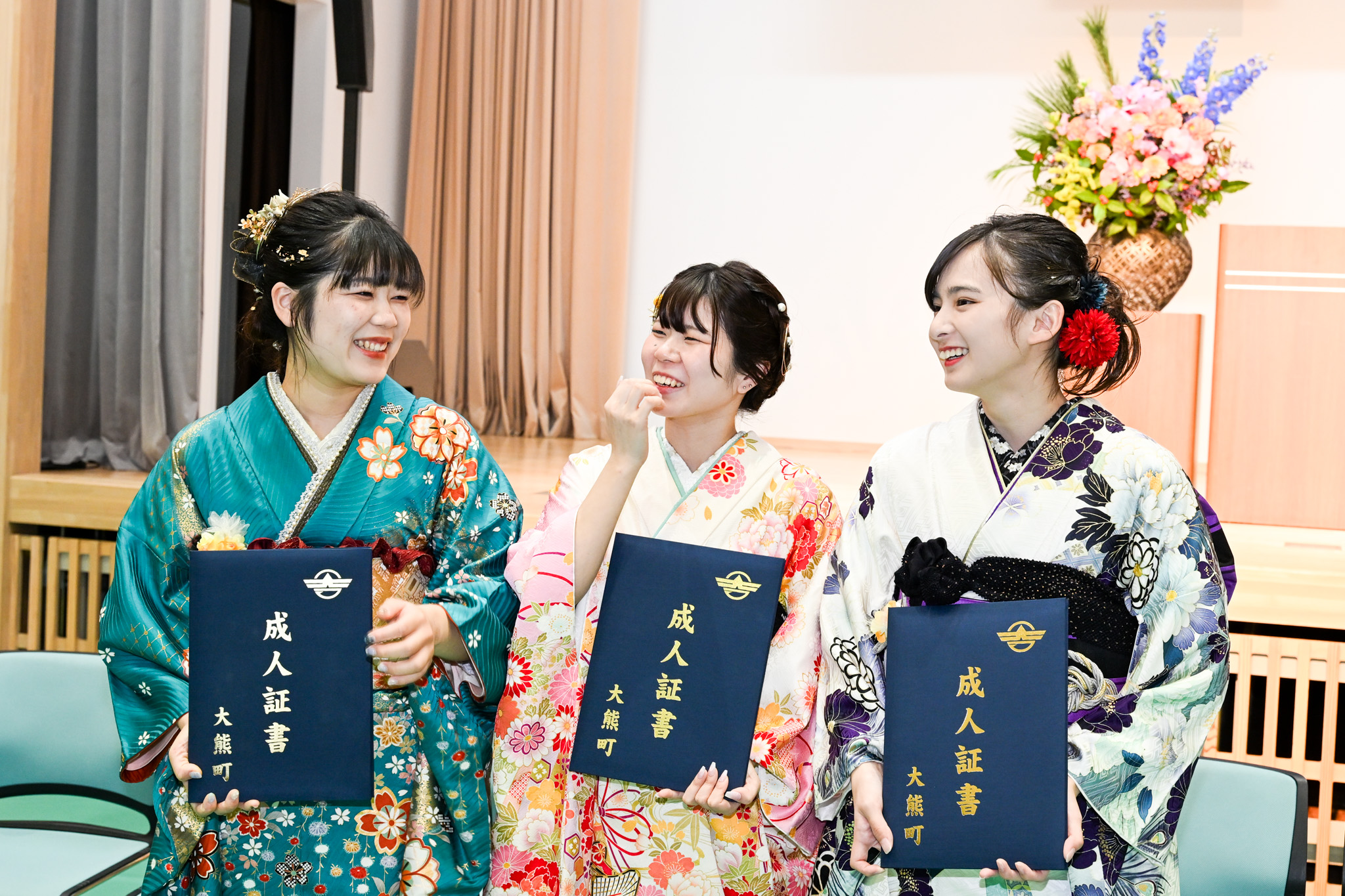 懐かしい再会に話がつきない新成人の皆さん