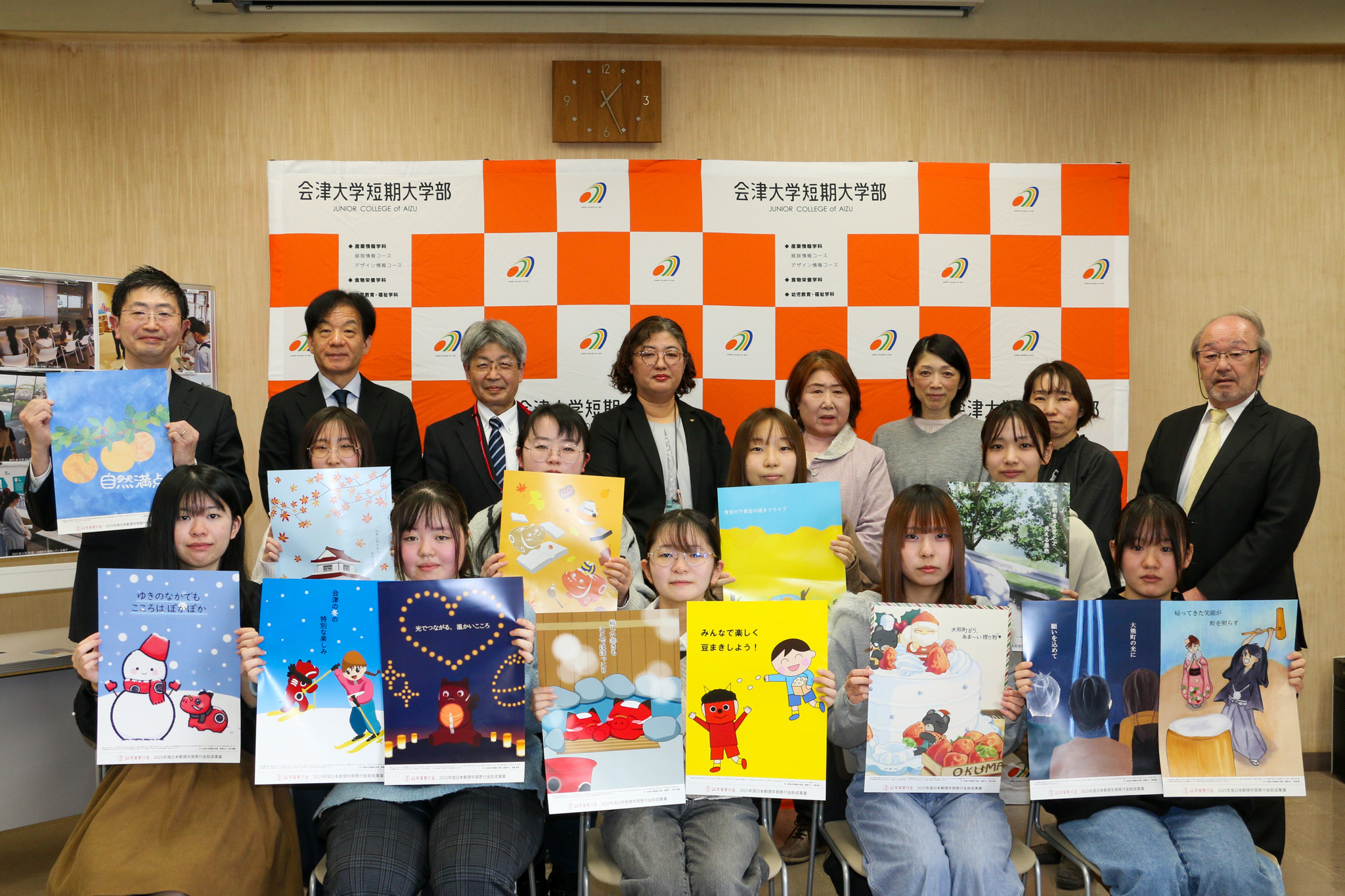 絵手紙ポスターを手に記念撮影に納まる学生ら