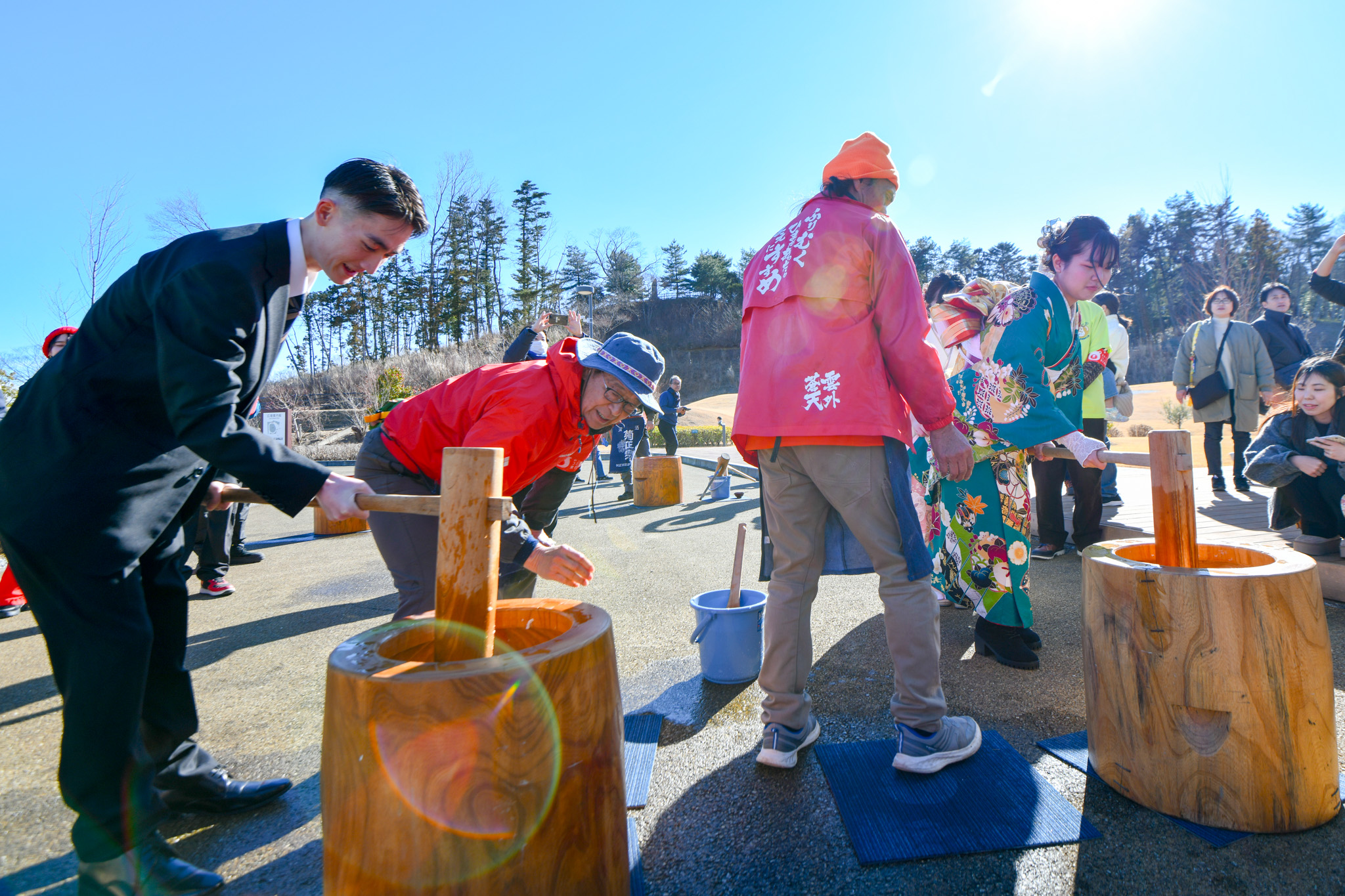 振袖やスーツ姿で祝いのもちをついた二十歳の新成人ら