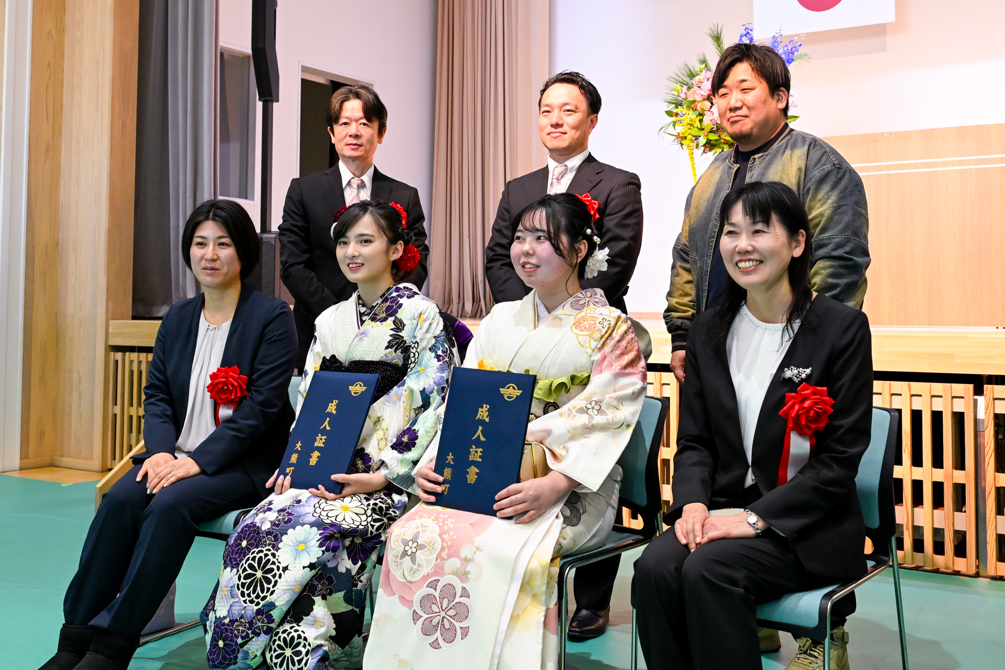 新成人の2人は、2021年3月に会津若松市の町立大熊中学校仮設校舎を卒業した最後の生徒です。成人式では当時の校長や教諭と再会を喜び、笑顔で記念撮影に臨む姿が見られました。