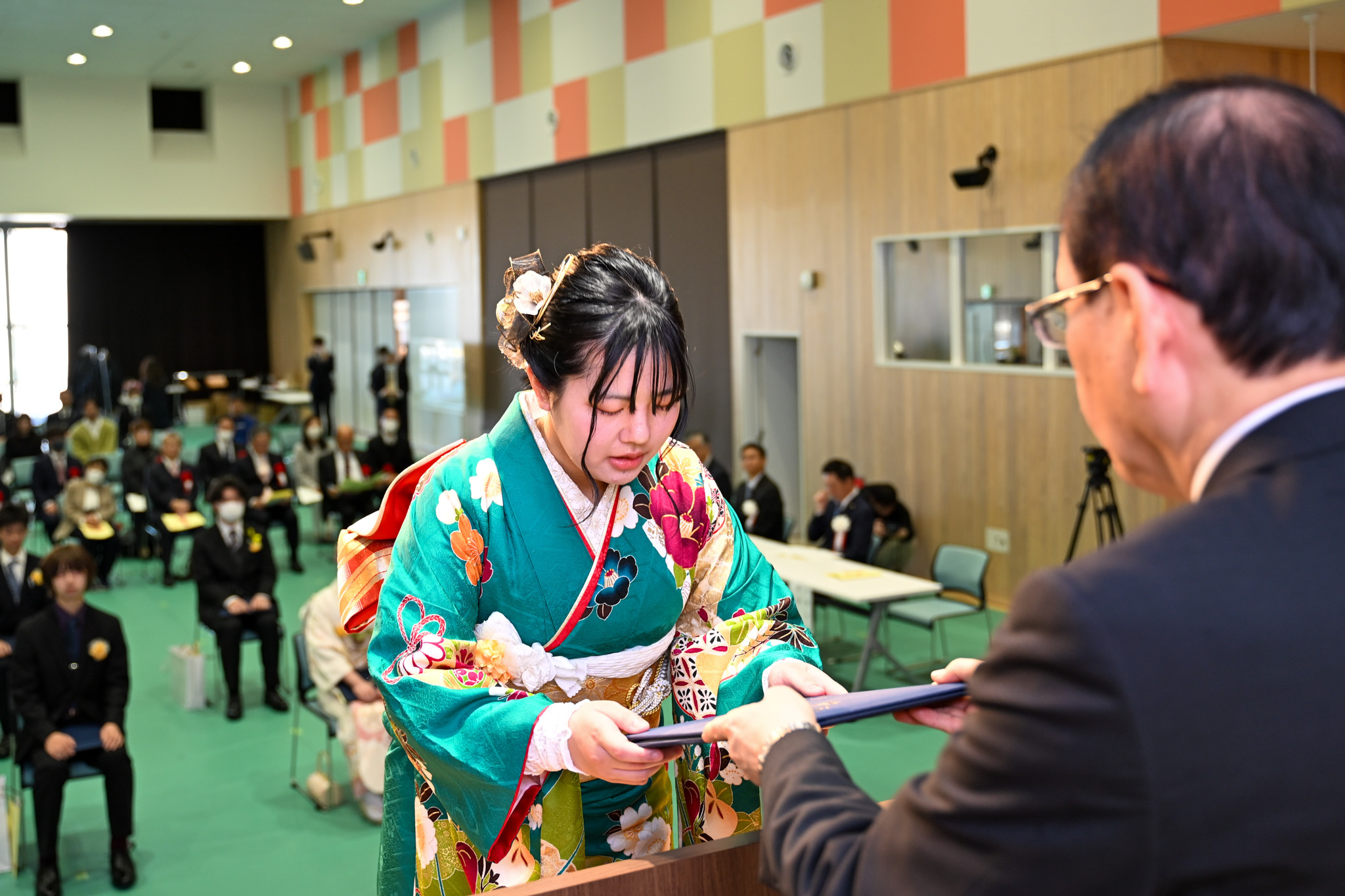 成人証書を受け取る20歳の新成人