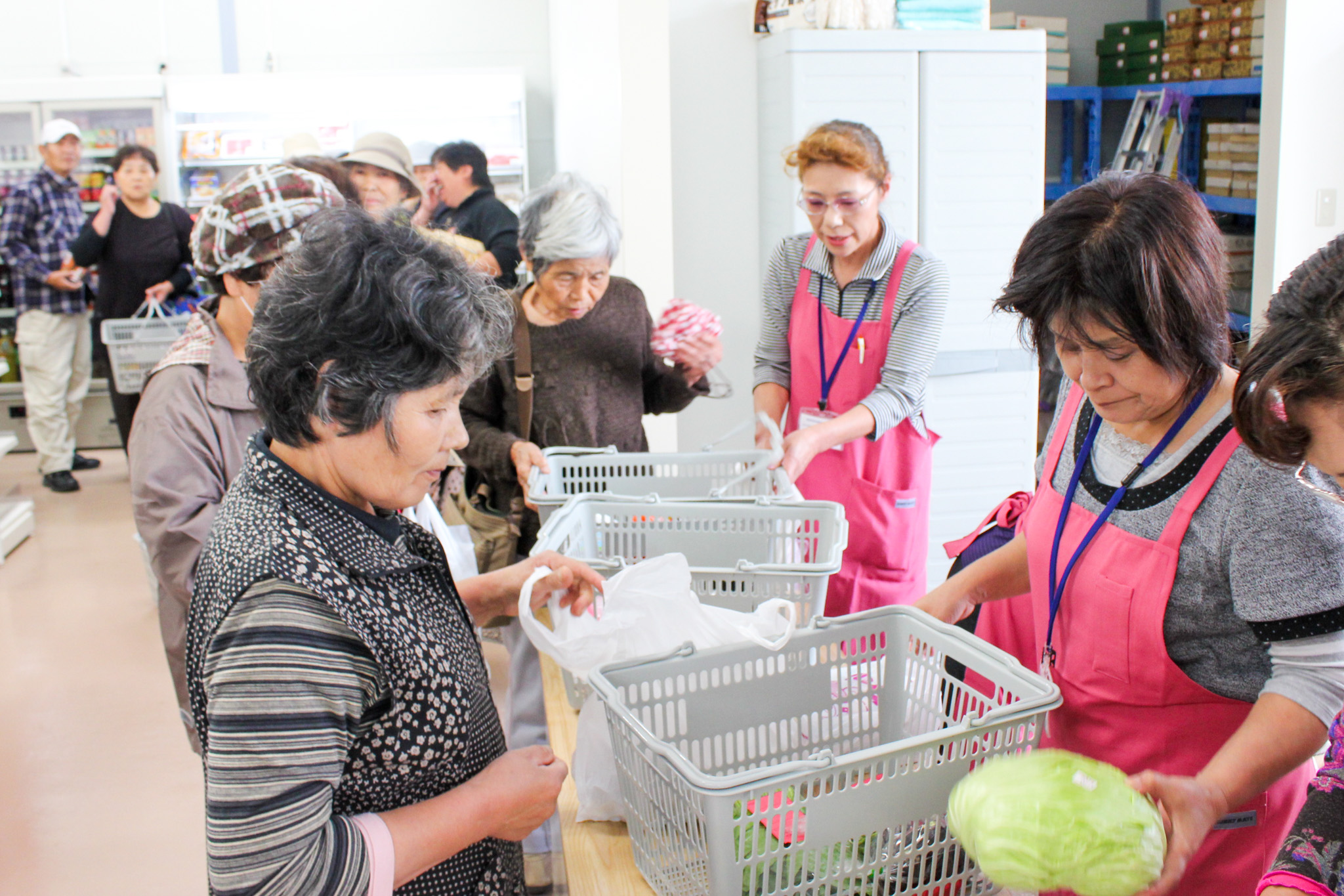 開店当日、多くの町民でにぎわう仮設住宅の「おみせ屋さん」