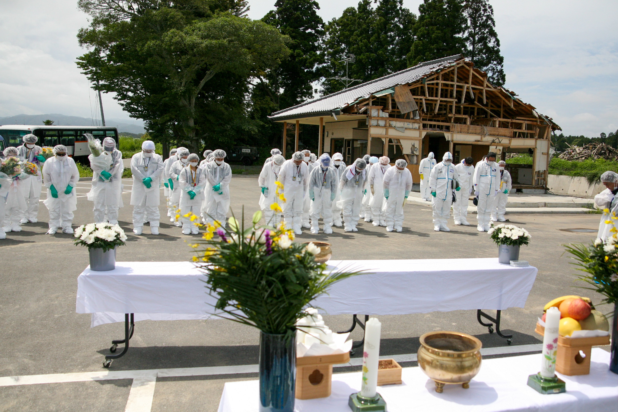 祭壇に向かい、参列者が黙礼する熊川地区の慰霊祭