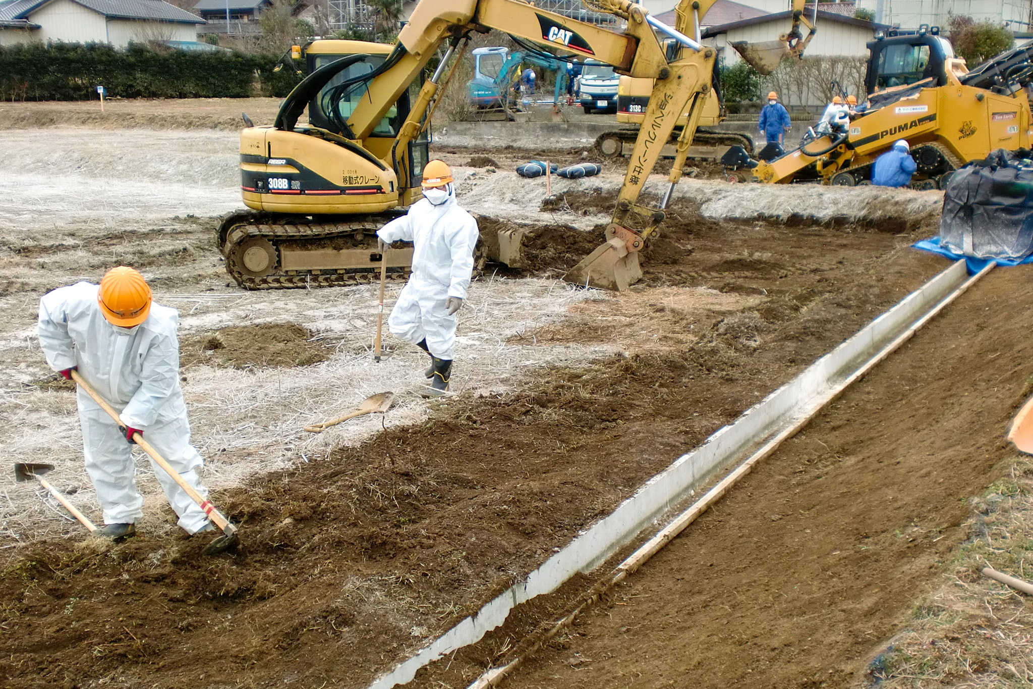 先行除染で表土の除去が行われている
