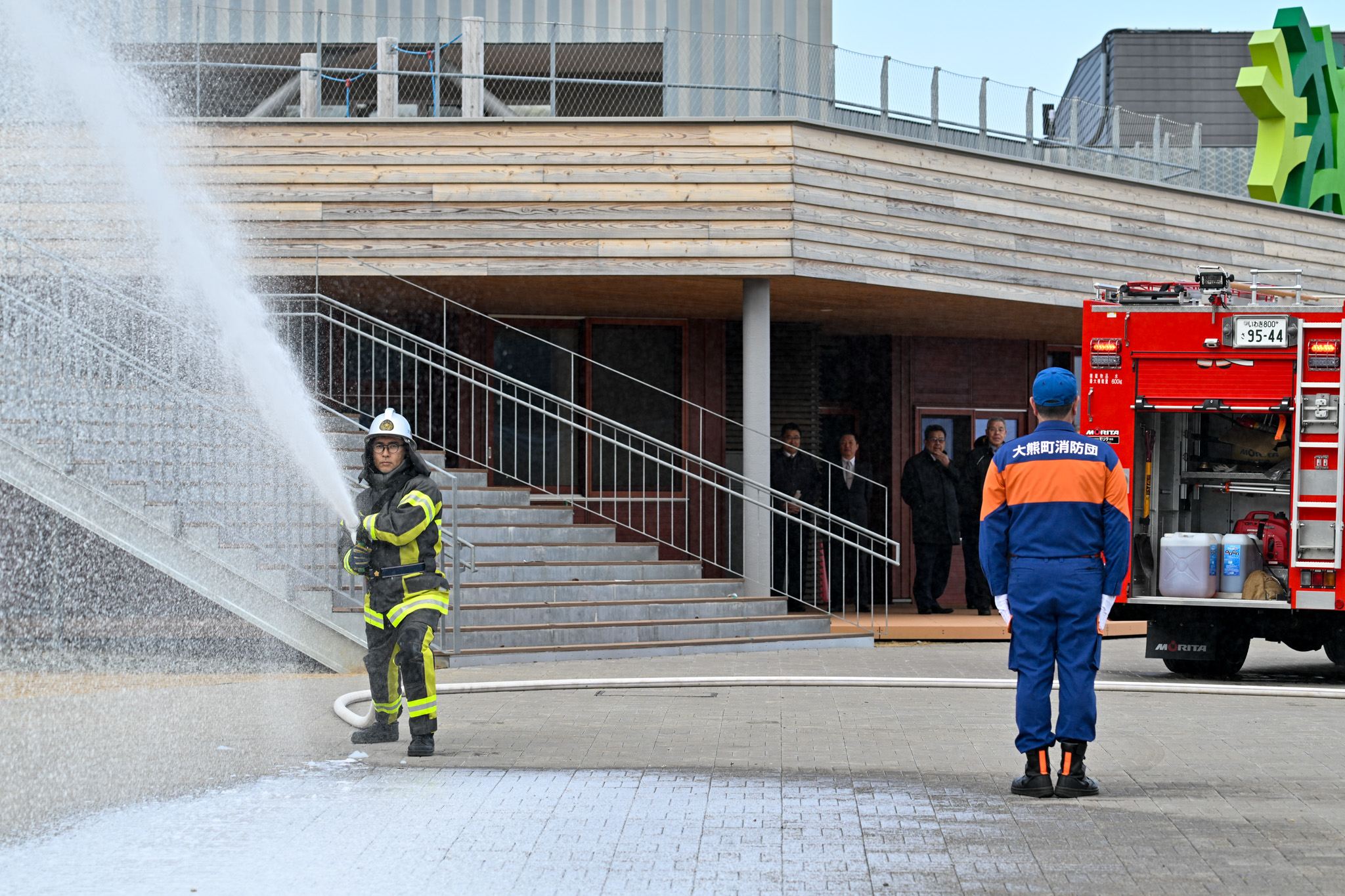 放水訓練を行う消防団員