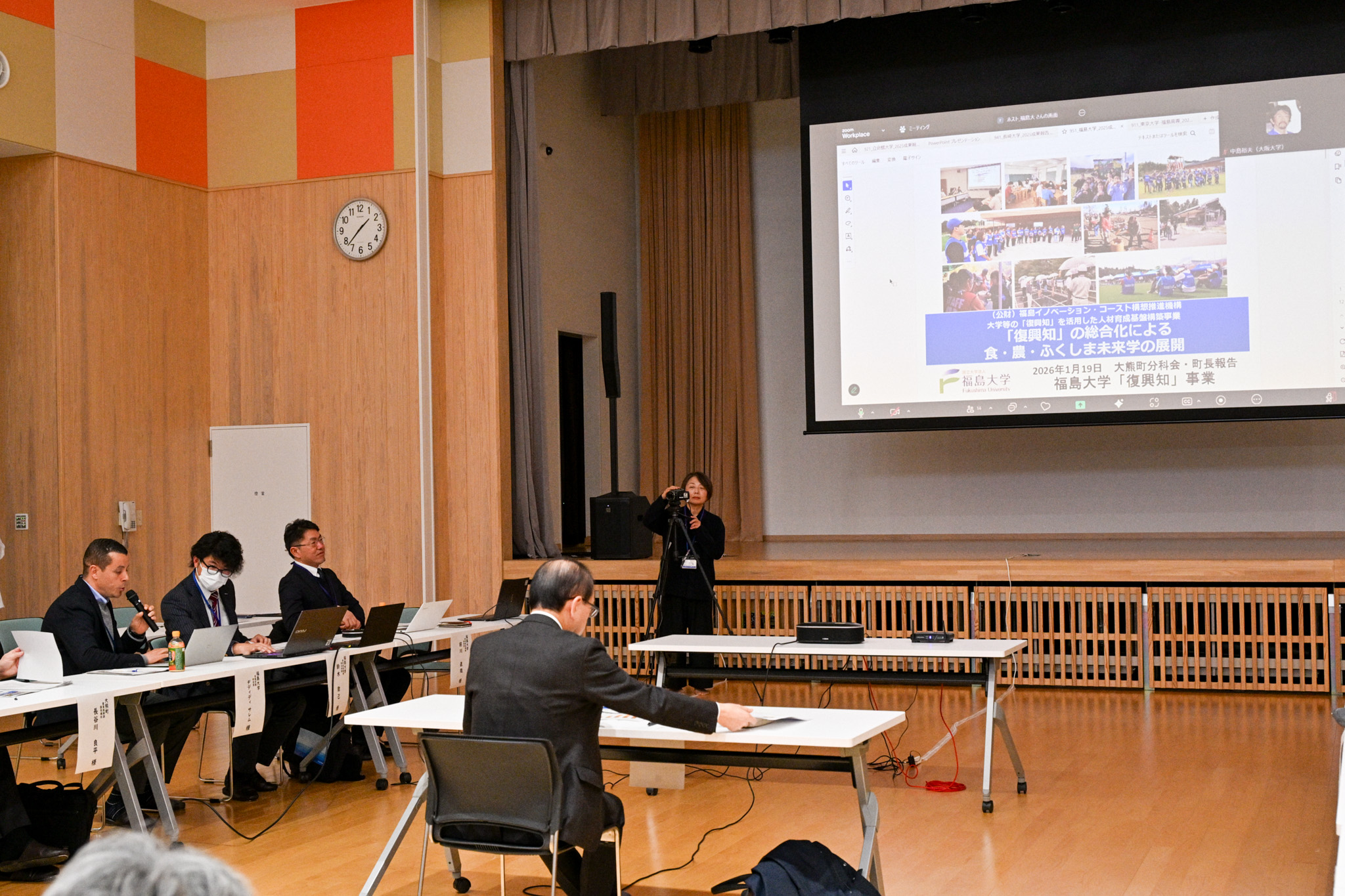 大学の報告を受ける吉田町長（中央）