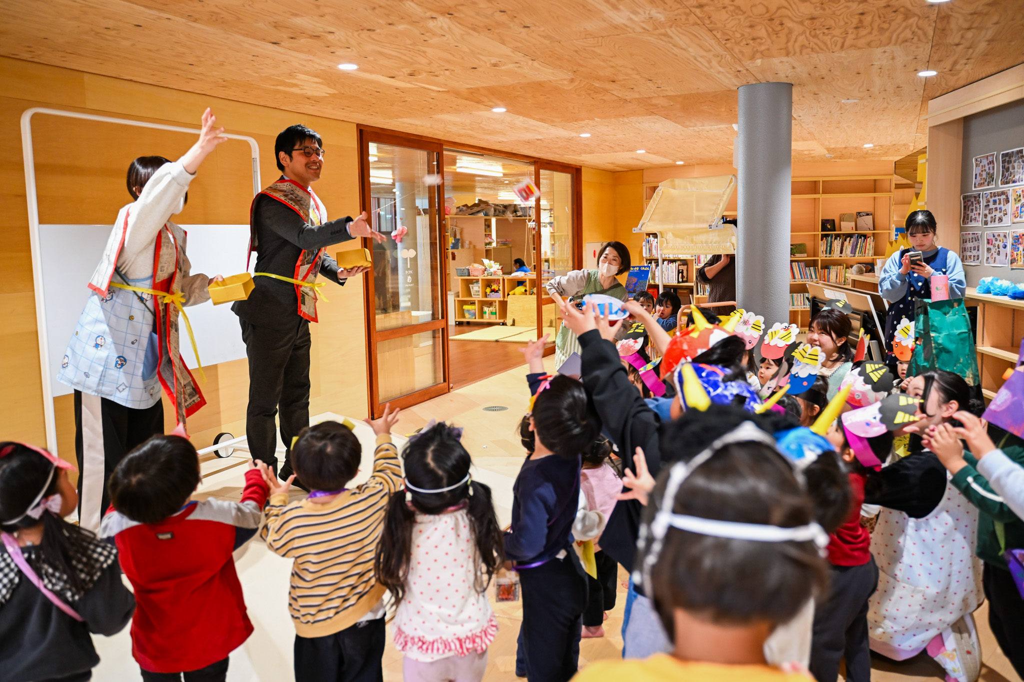 年男と年女に鬼を追い払ってもらう園児ら
