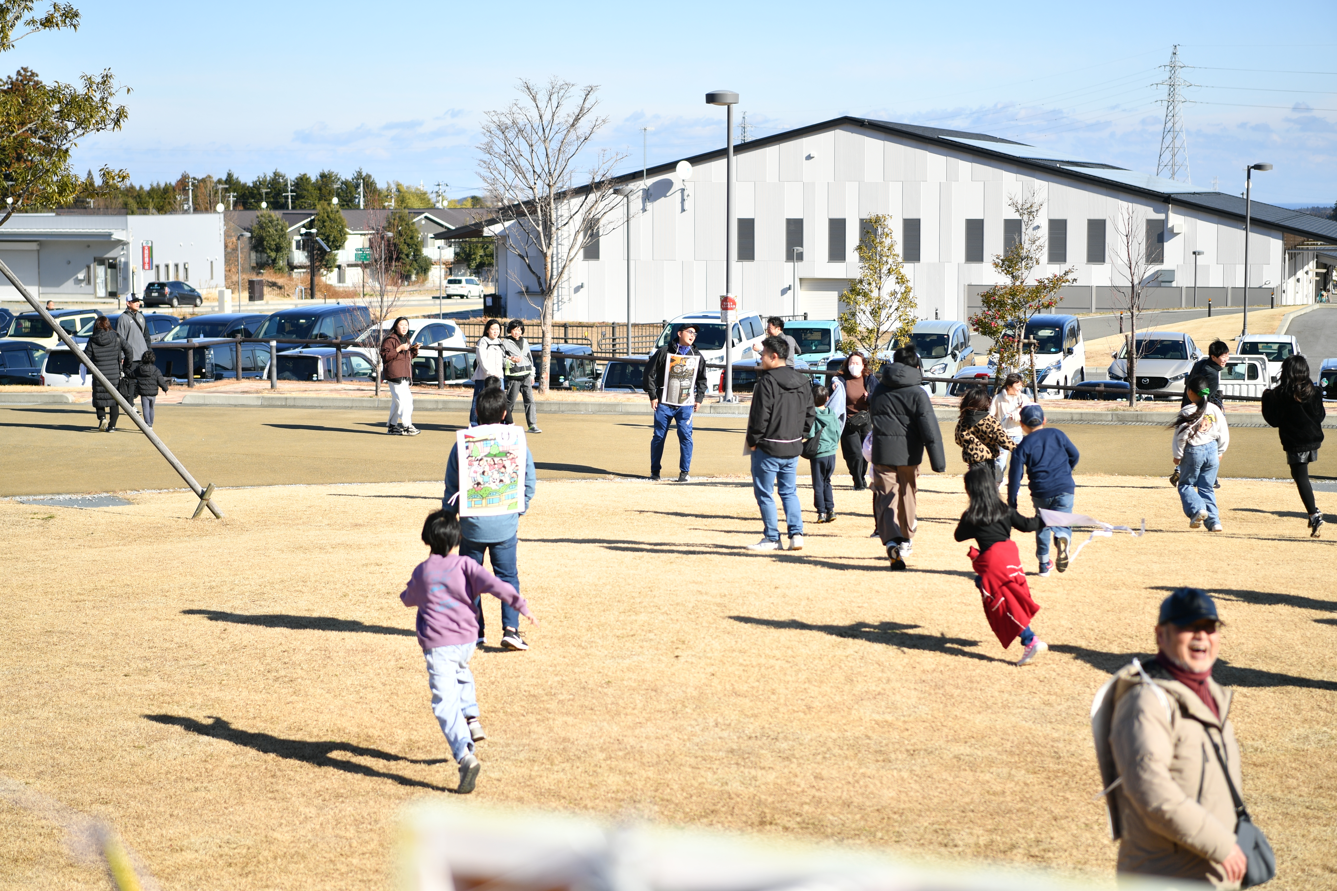 恒例の「人間かるた」も行われ、読み上げられたかるたを走って追いかけました。