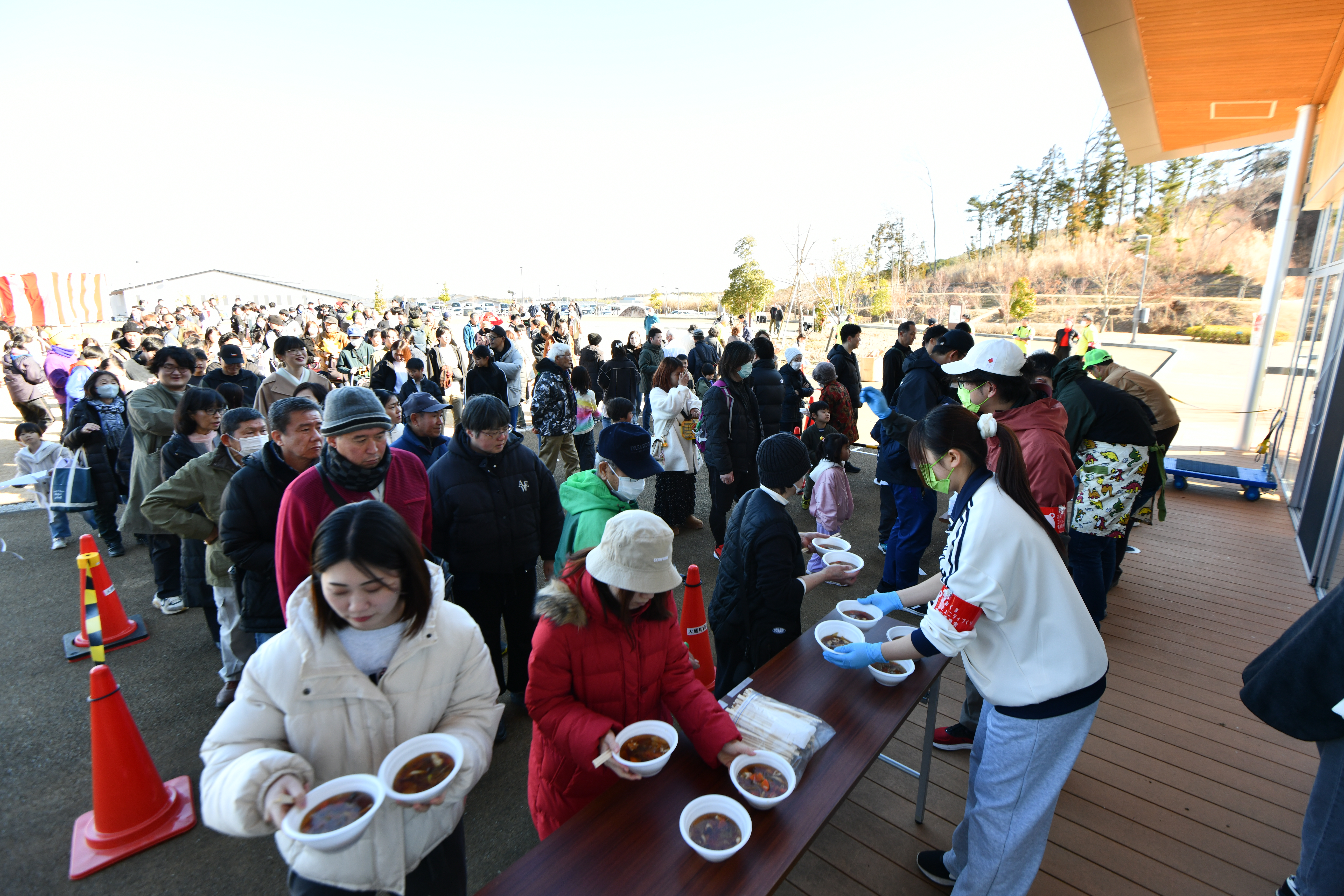 お昼にはあんこもち、きな粉もち、汁もちの3種類のもちが振舞われました。